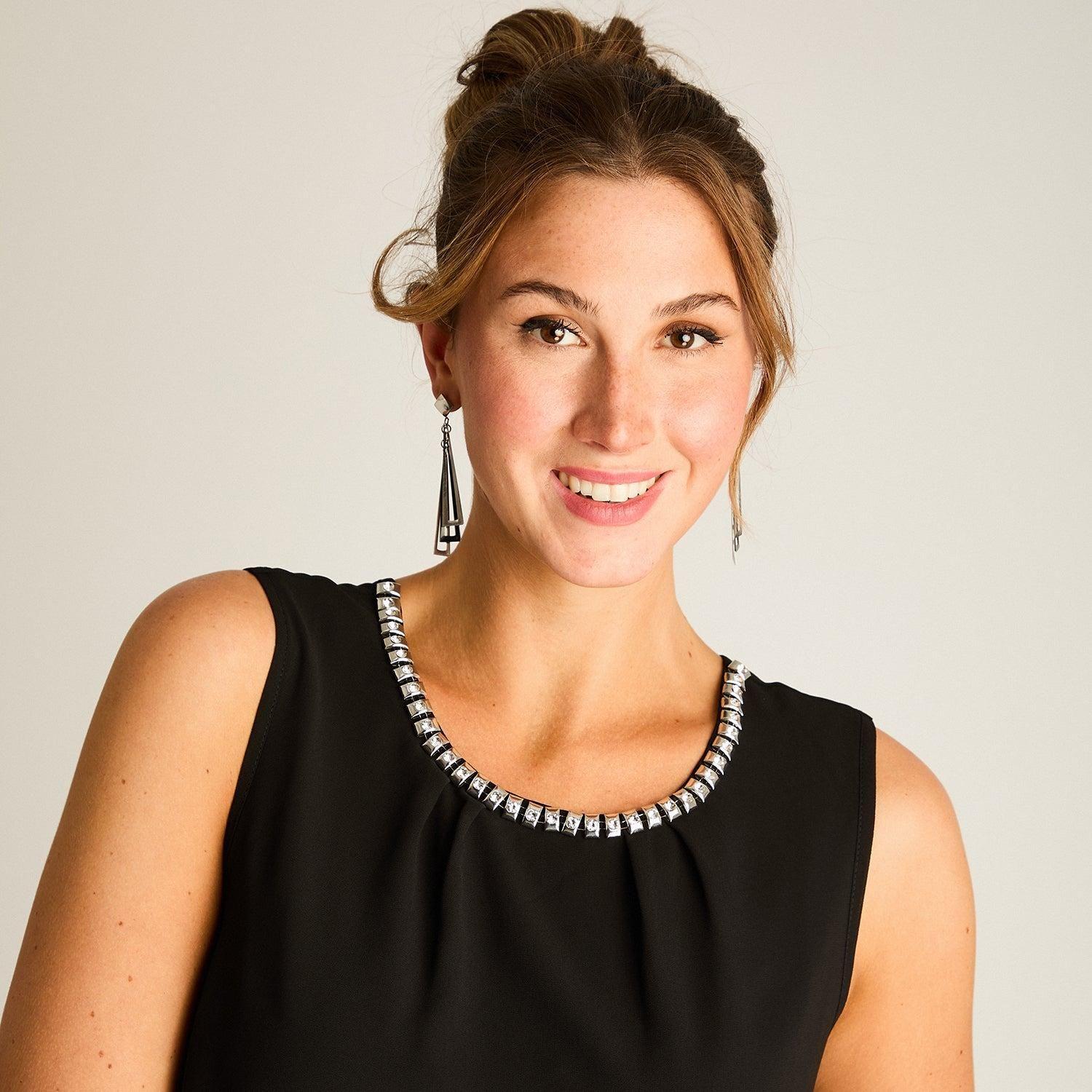 Blusa Sin Mangas con Aplique de Pedrería Negro-2