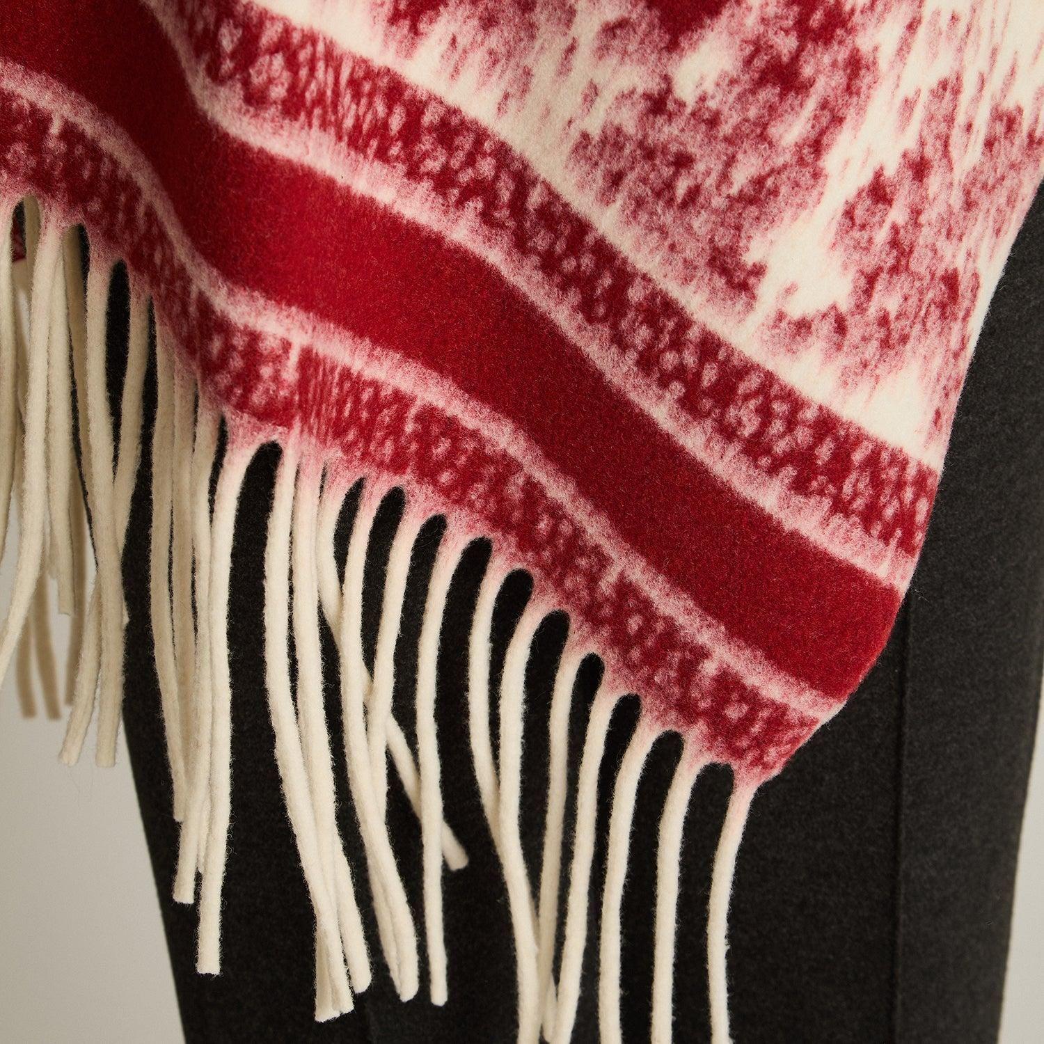 Poncho Rojo con Estampado Abstracto y Flecos en Tejido-2