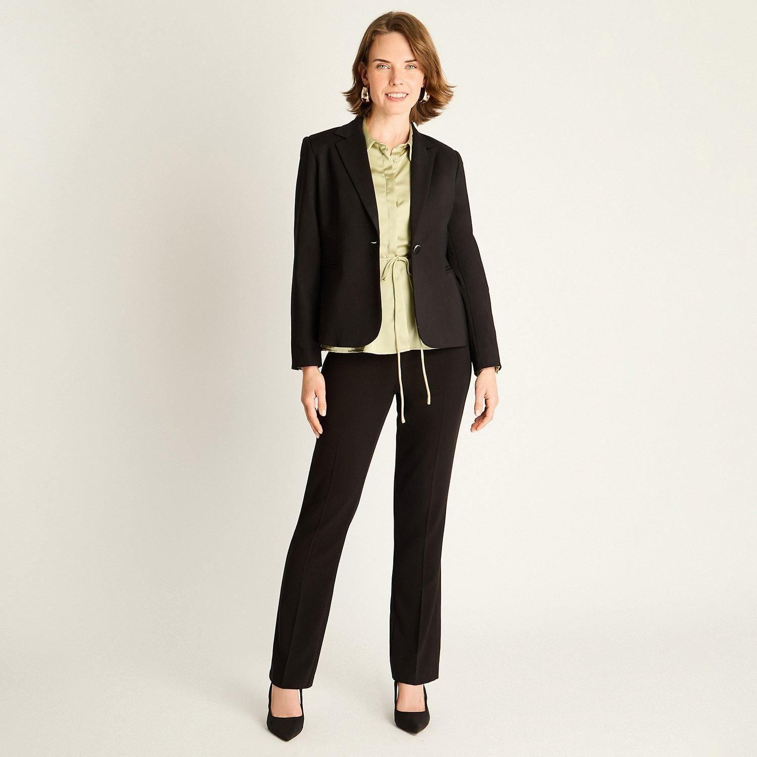 Blazer Negro de Corte Clásico-3