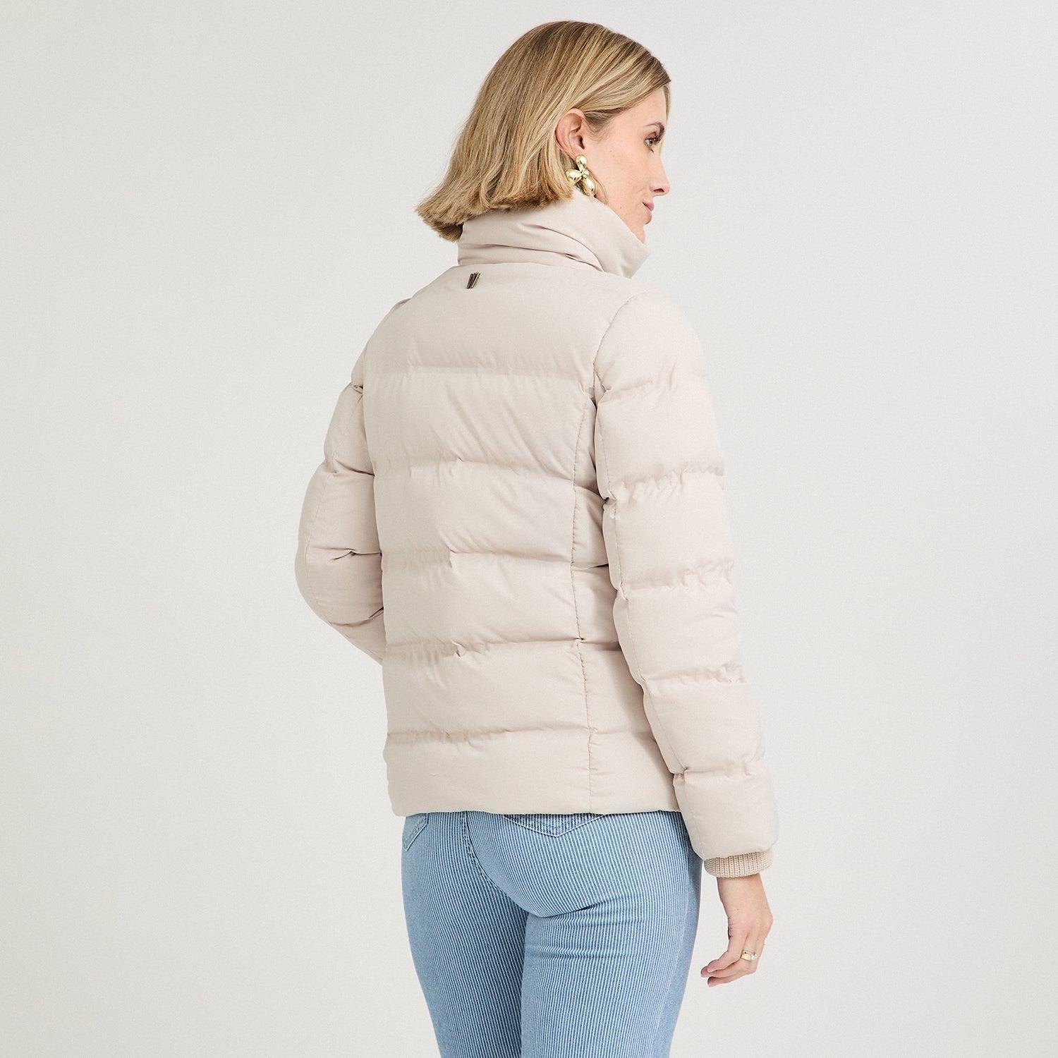 Parka corta beige con detalle de tejido en mangas y cuello-1