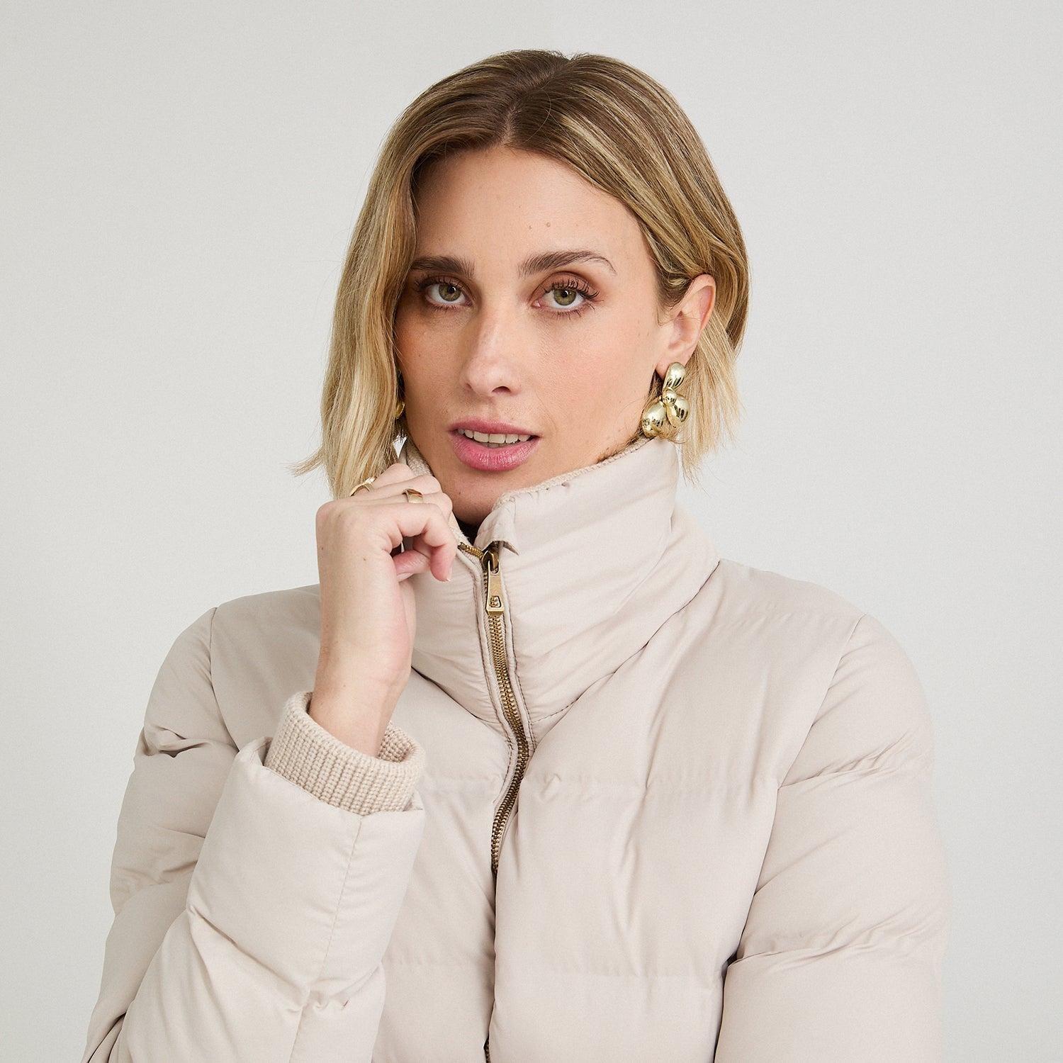 Parka corta beige con detalle de tejido en mangas y cuello-2