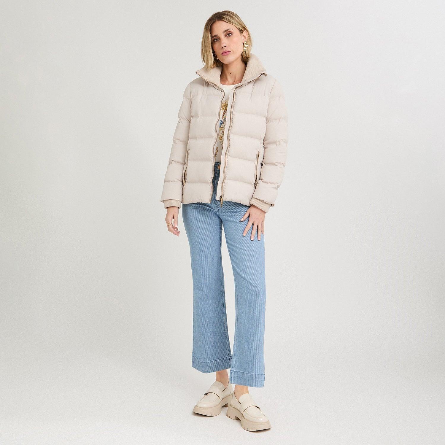 Parka corta beige con detalle de tejido en mangas y cuello-3