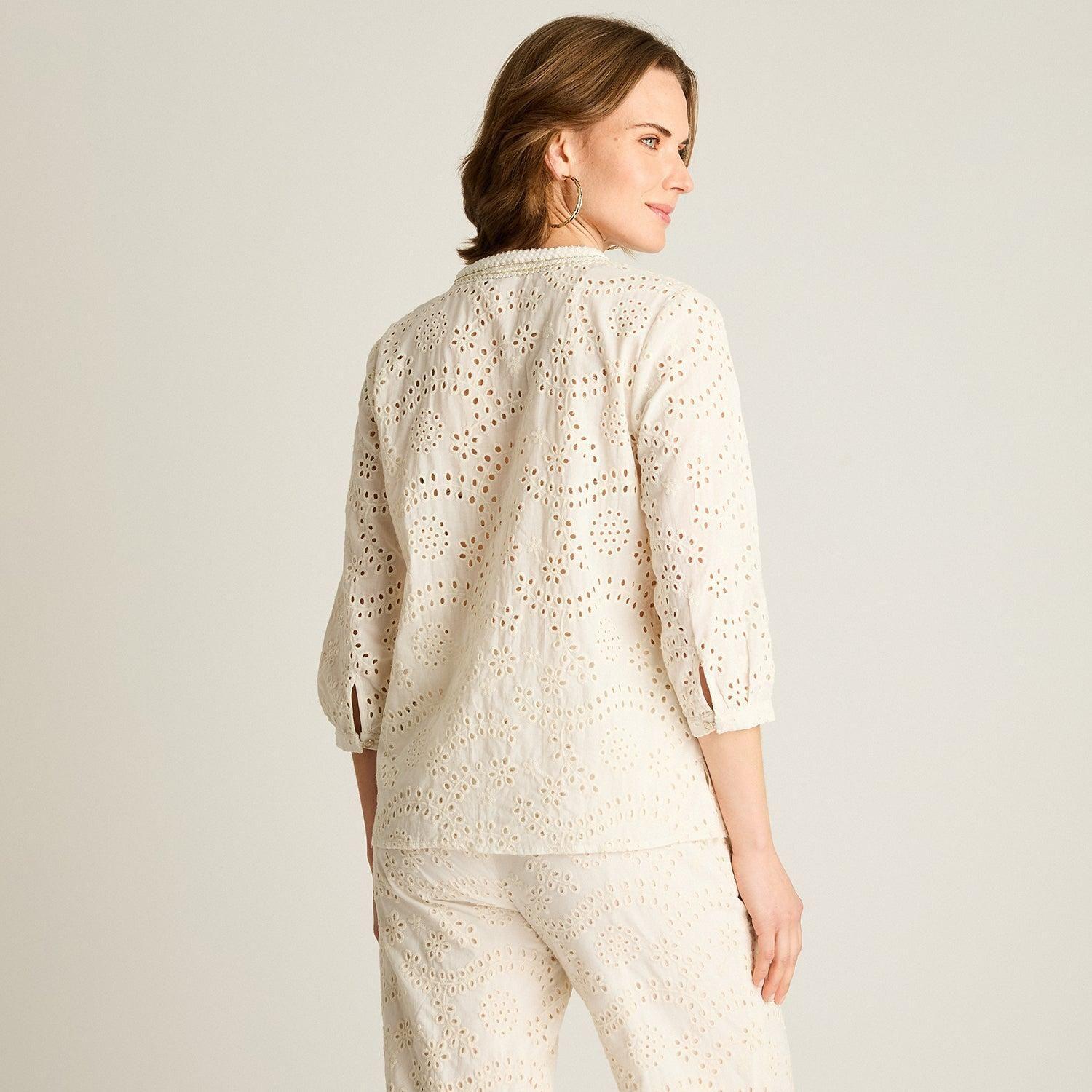 Blusa Crudo Manga 3/4 con Broderie y Escote Bordado-1