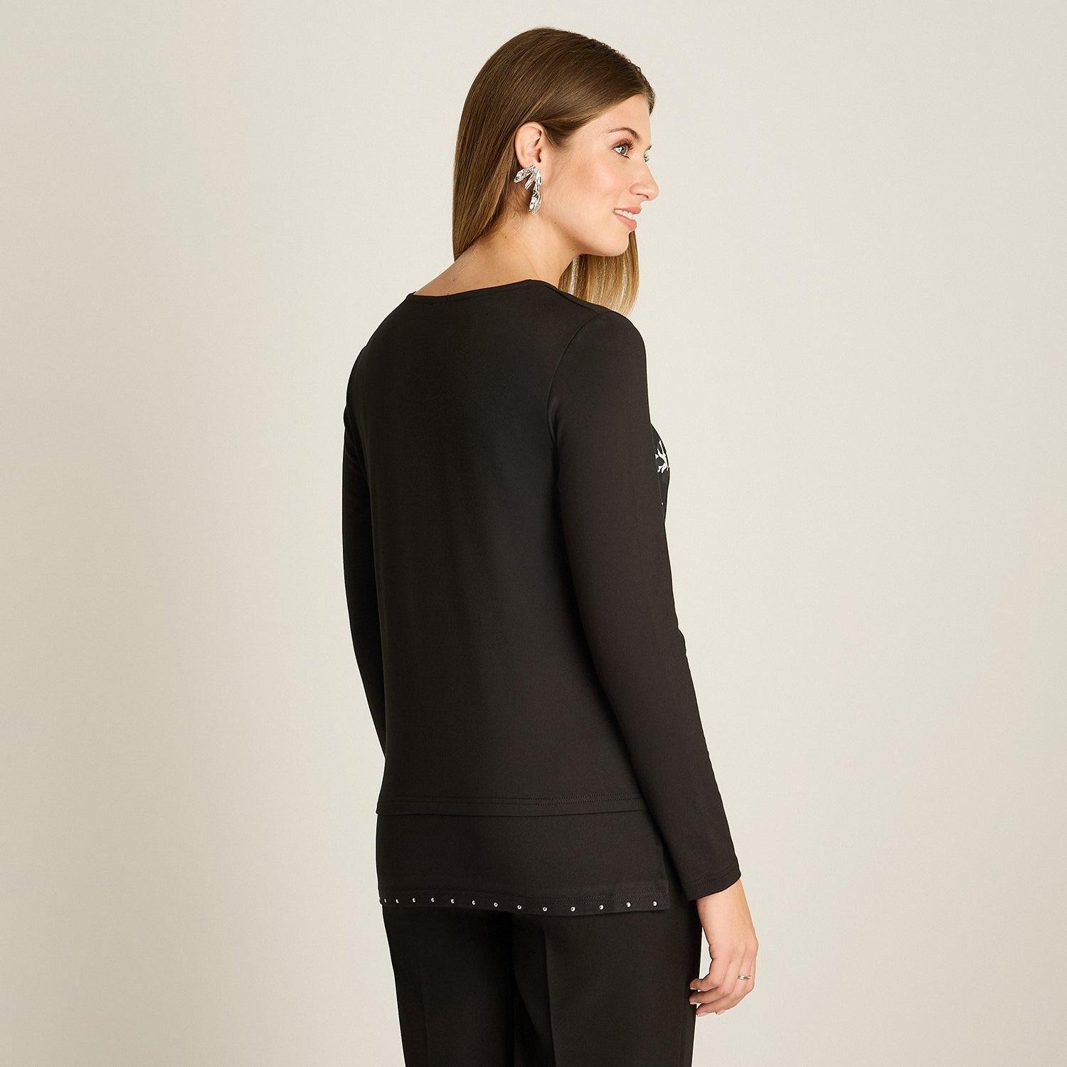 Polera Negra Manga Larga con Estampado Frontal y Aplicaciones-1