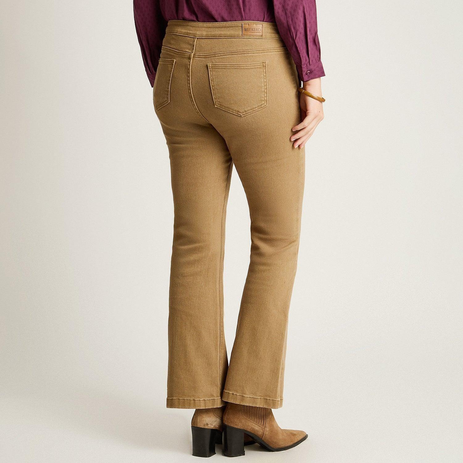 Jeans Camel Corte Flare con Botones Dorados en Bolsillos-1
