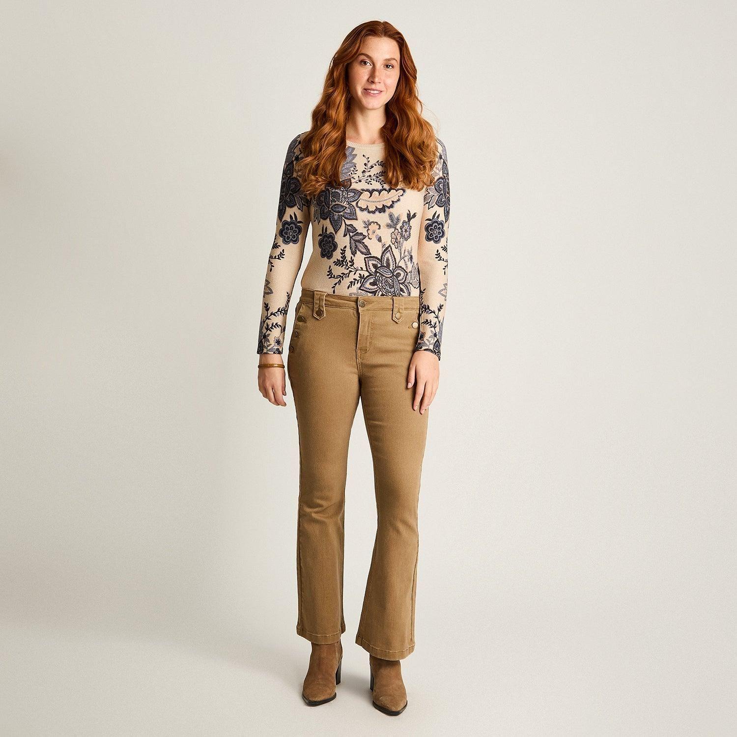 Jeans Camel Corte Flare con Botones Dorados en Bolsillos-3