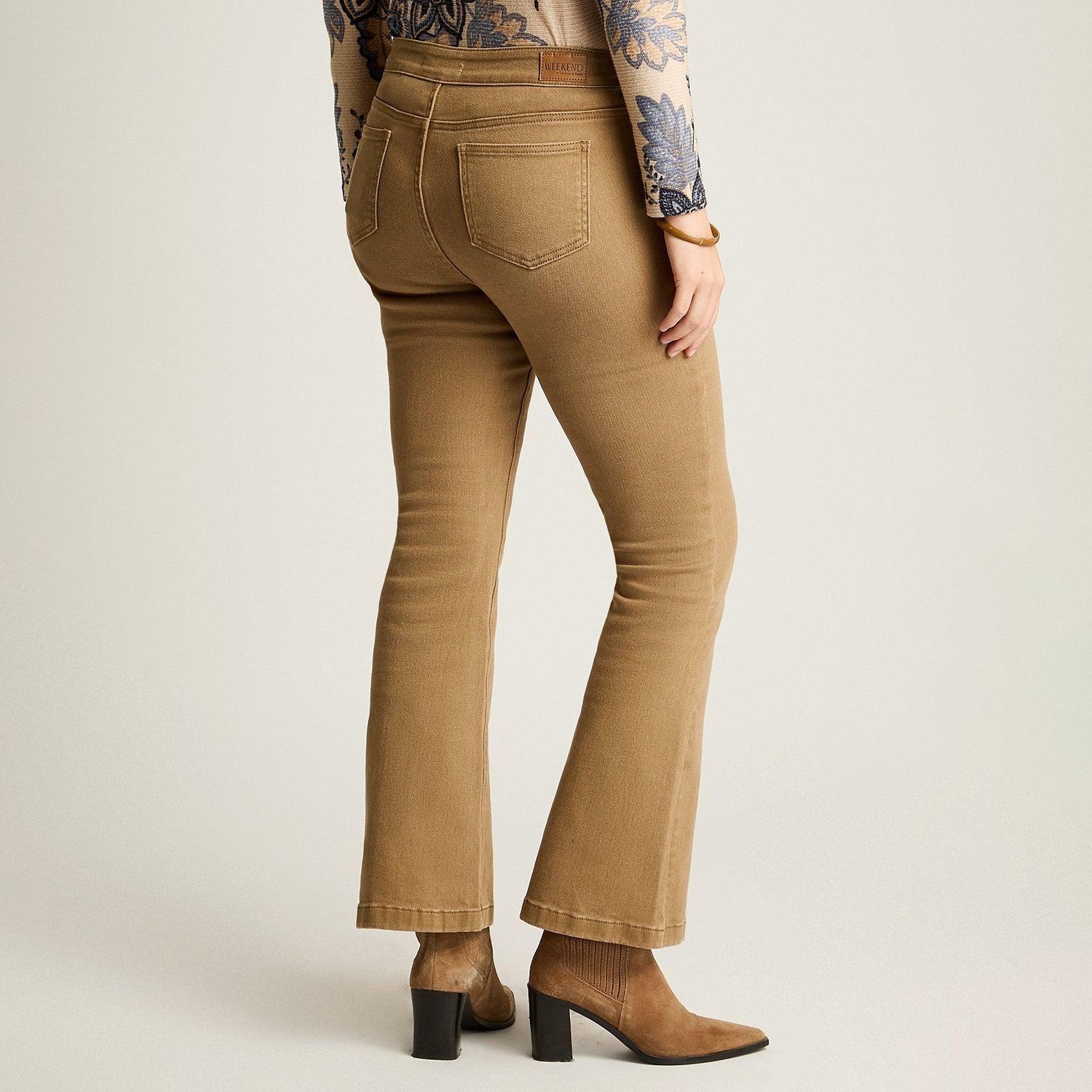 Jeans Camel Corte Flare con Botones Dorados en Bolsillos-6