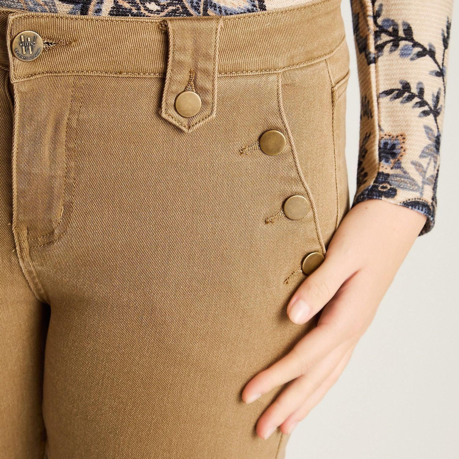 Jeans Camel Corte Flare con Botones Dorados en Bolsillos-7