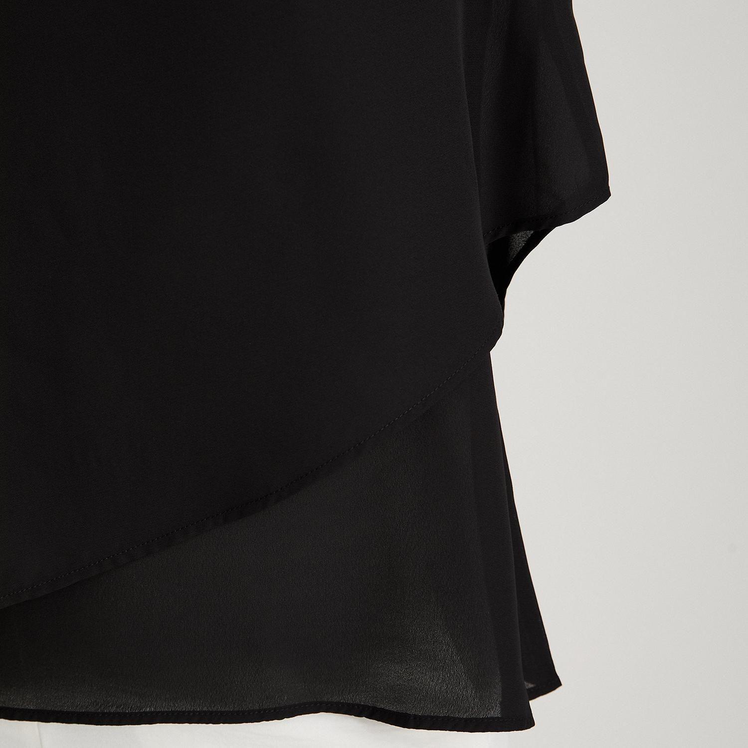 Blusa Escote V con Capas Negro-2