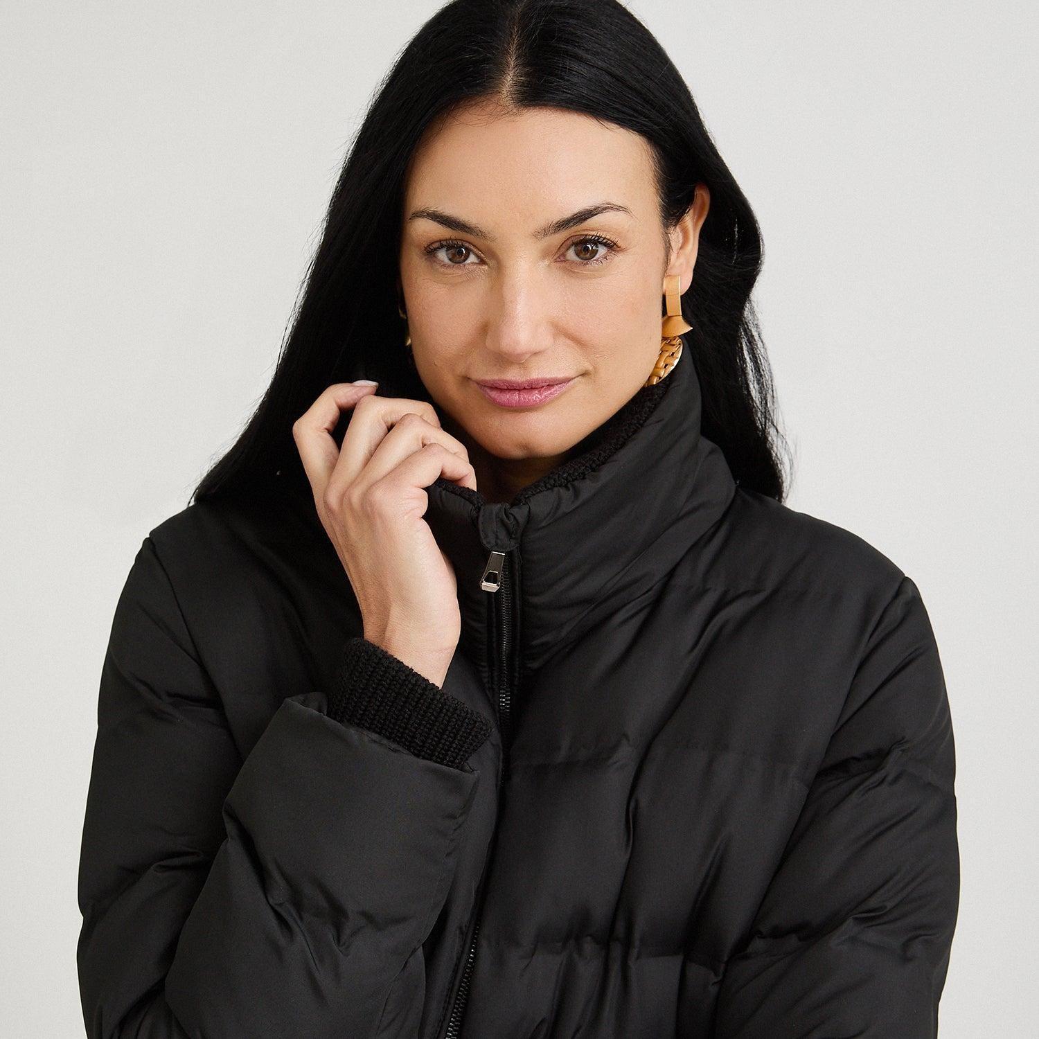Parka corta negra con detalle de tejido en mangas y cuello-2