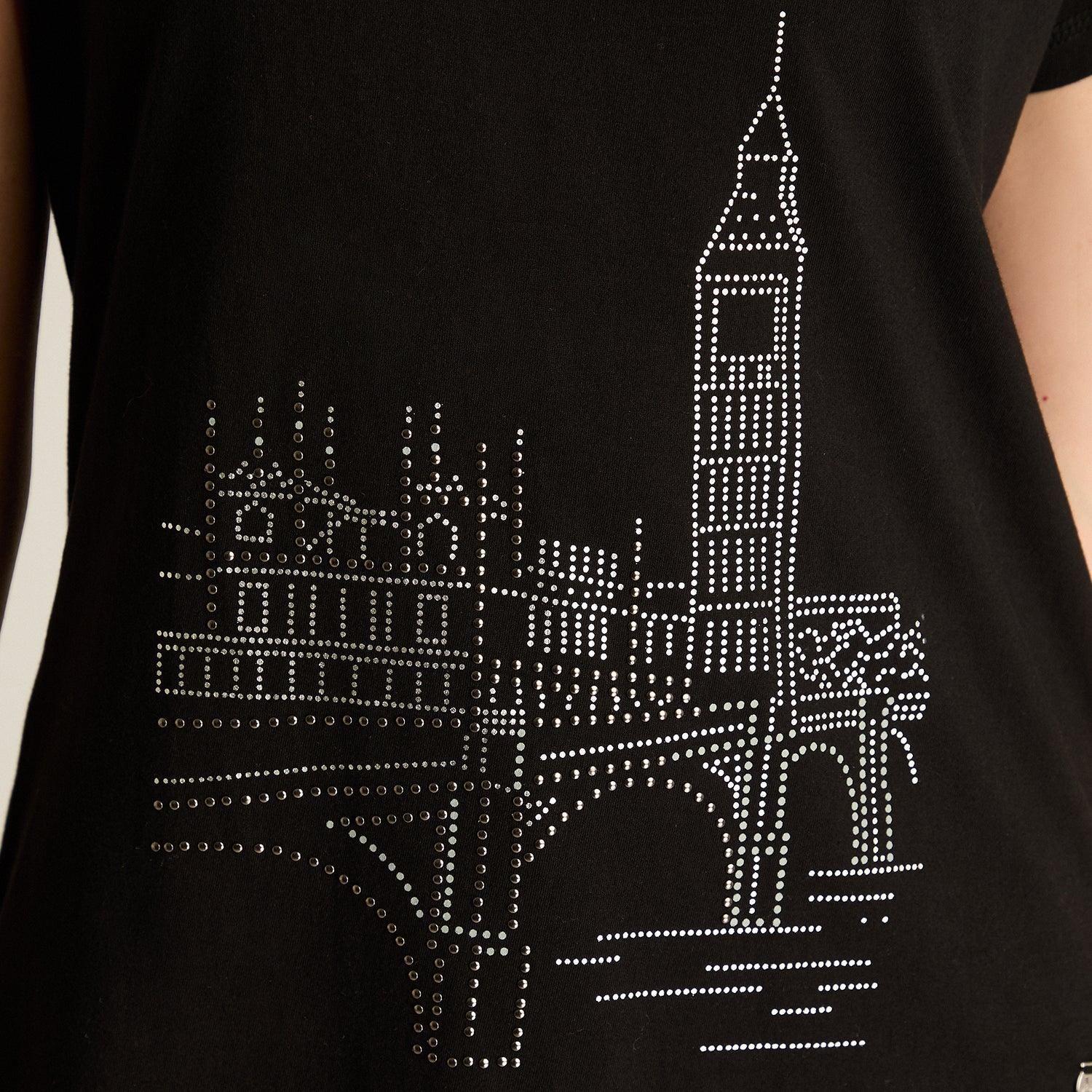 Polera Negra con Estampado Urbano y Escote en V-2