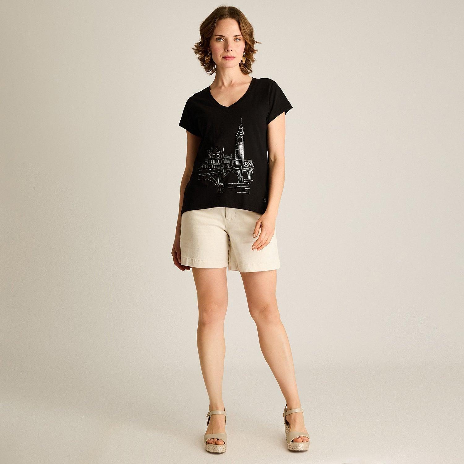 Polera Negra con Estampado Urbano y Escote en V-3