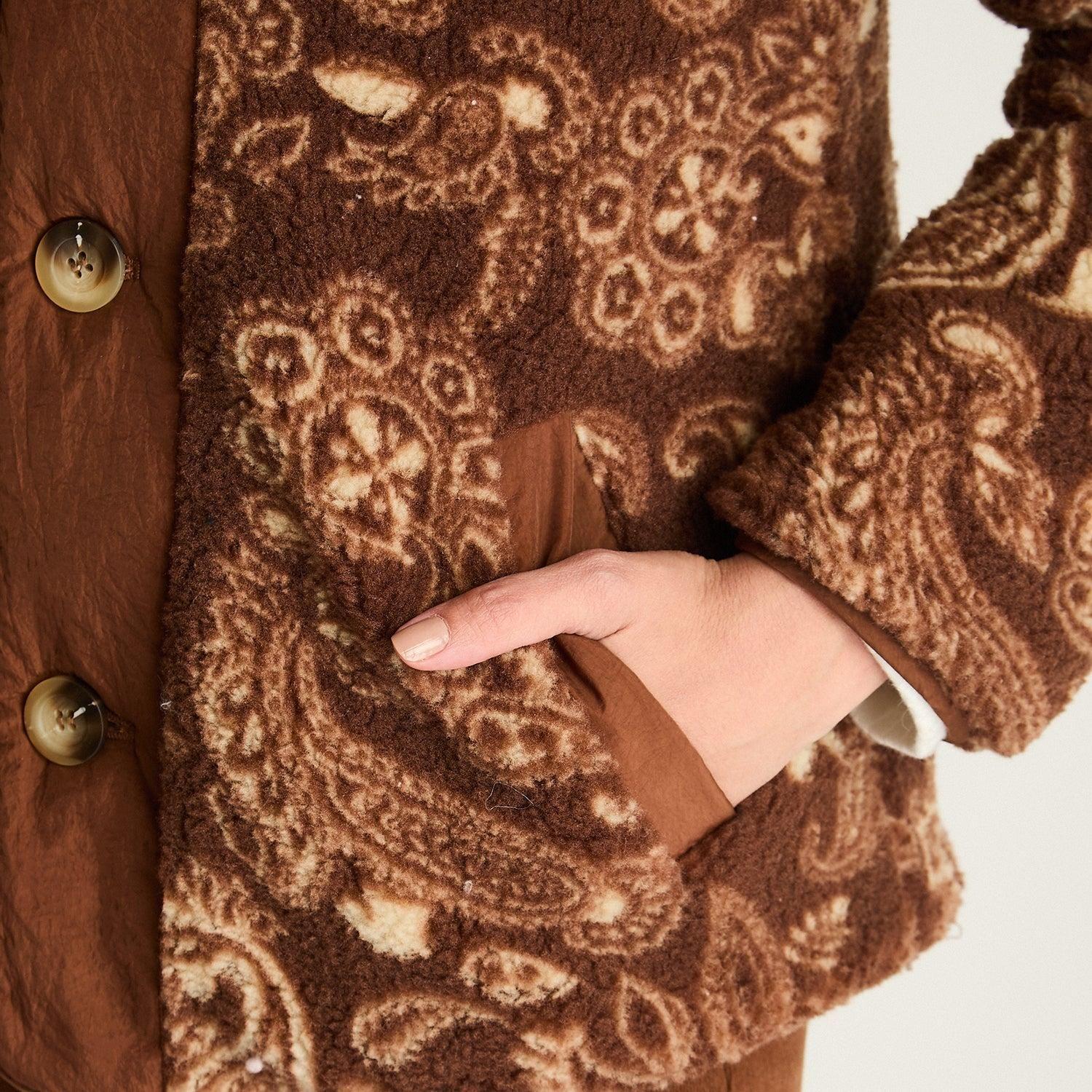 Parka Manga Larga Reversible Sherpa Estampada Café-3