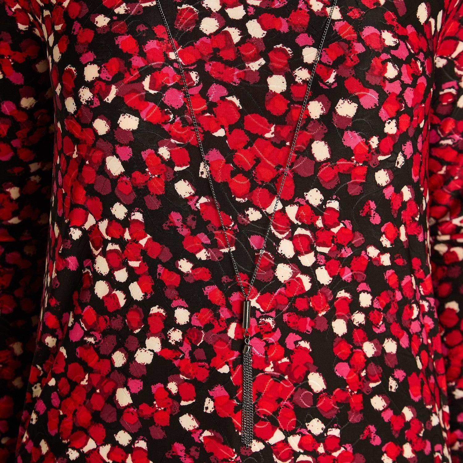 Polera Roja Manga Larga Estampada con Cuello Redondo y Collar-2