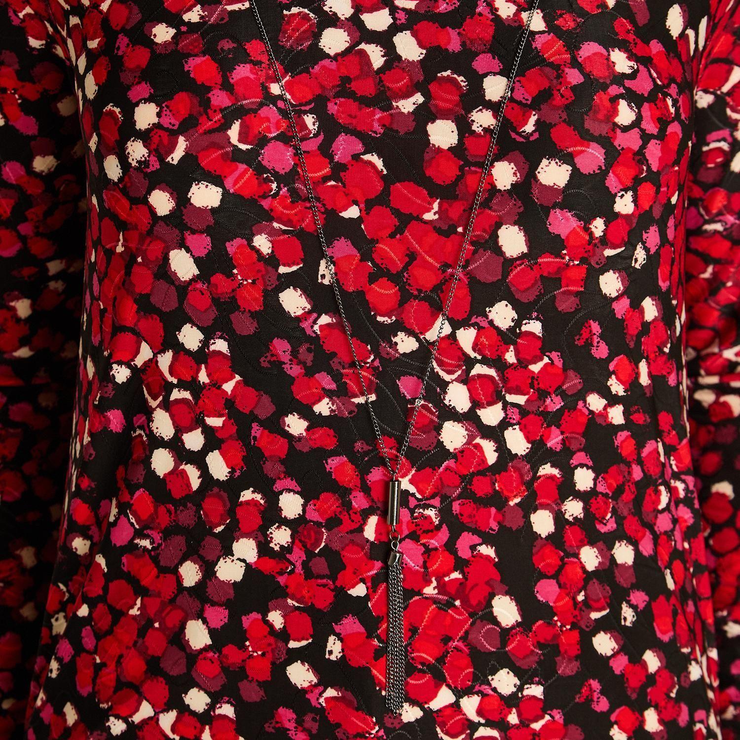Polera Roja Manga Larga Estampada con Cuello Redondo y Collar-2