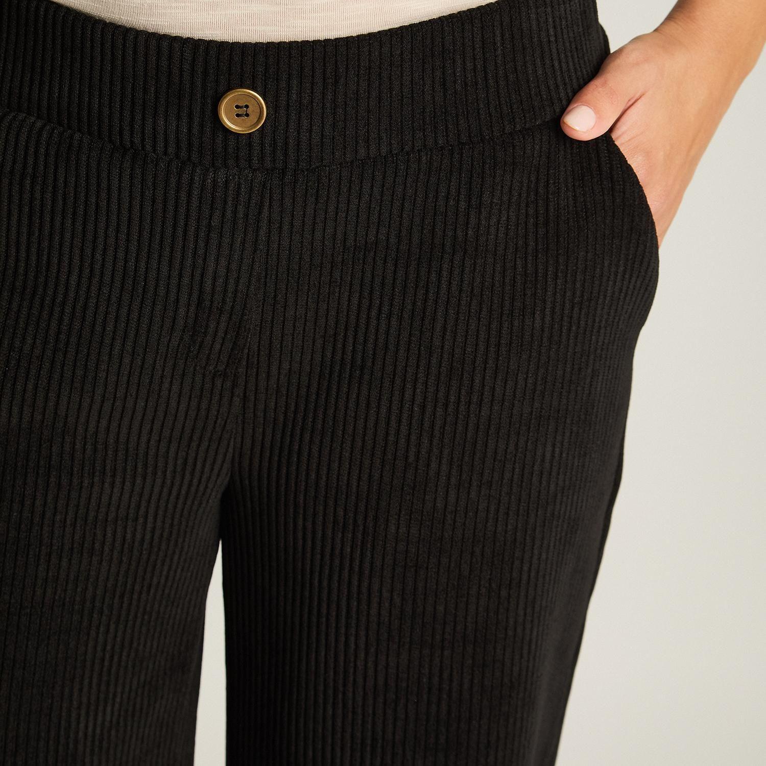 Pantalón Negro Cotelón Corte Ancho con Botón Dorado-2