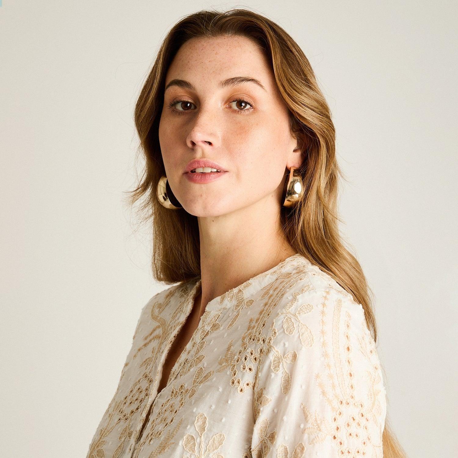 Blusa Beige Larga con Broderie y Escote en V-2