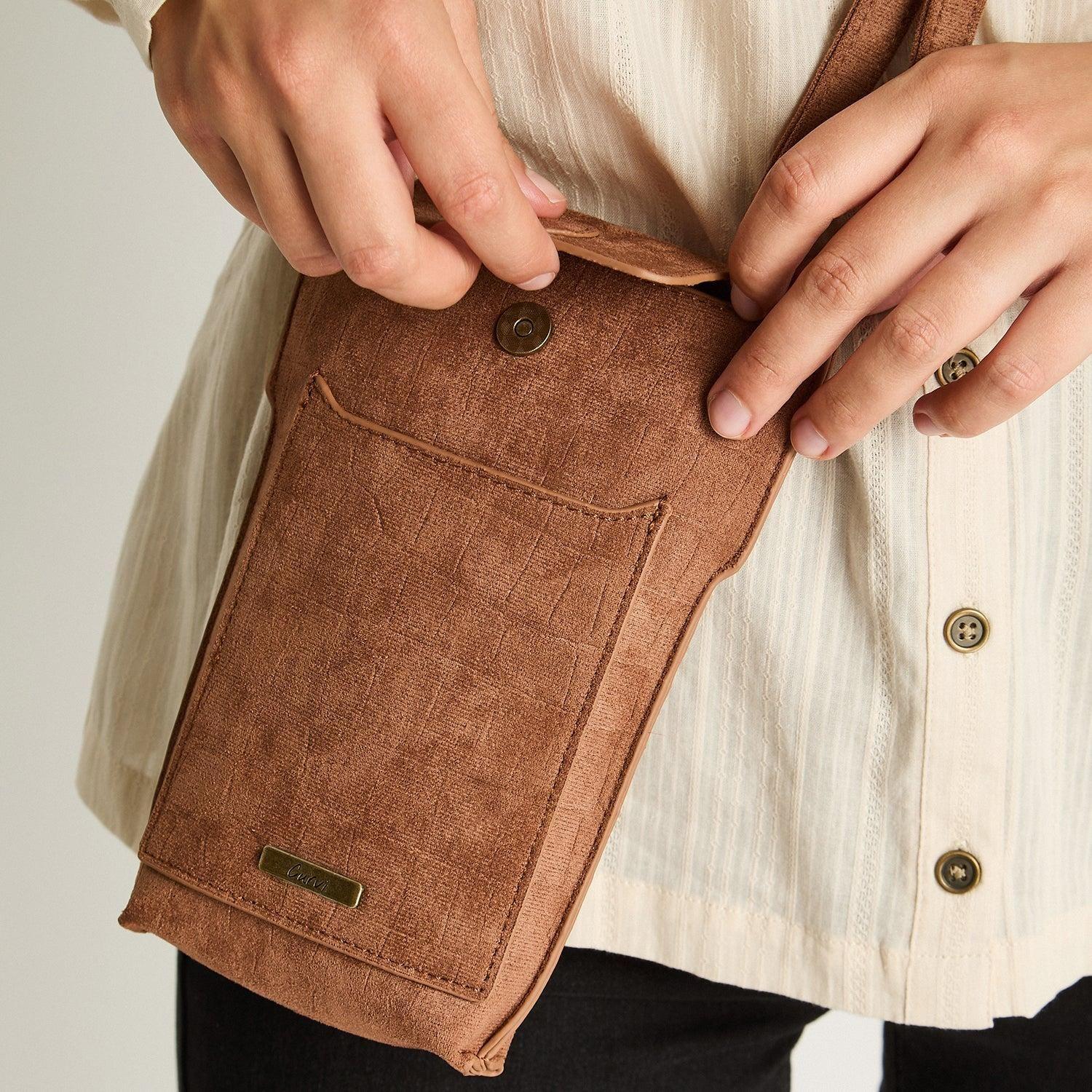Porta Celular De Suede Texturizado Camel-2