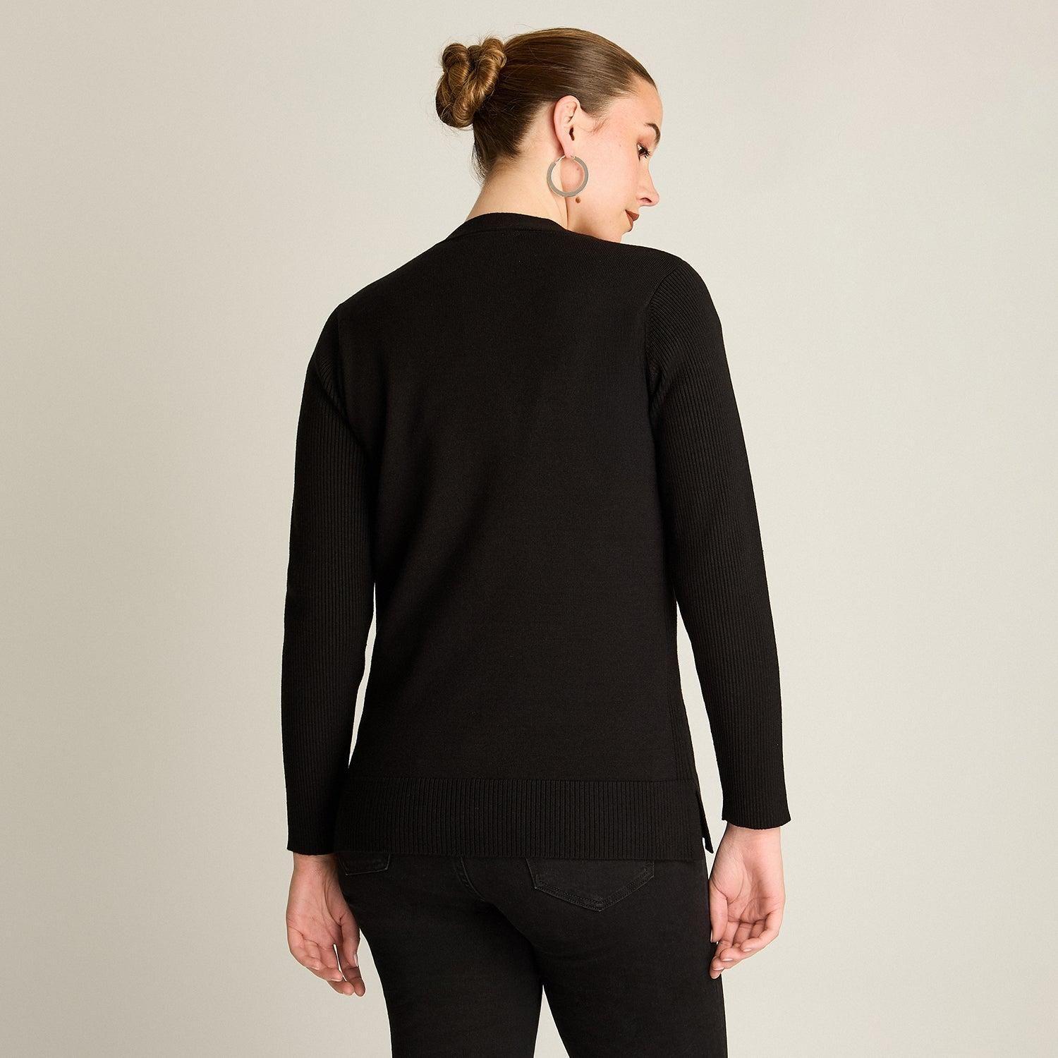 Cardigan Negro Escote V con Botones Carey-1