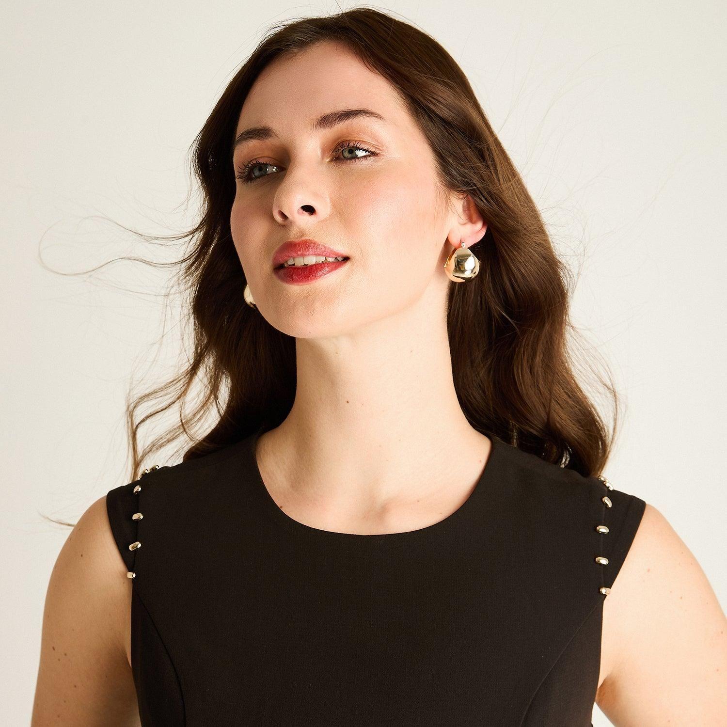 Vestido Negro con Detalles Metálicos-2