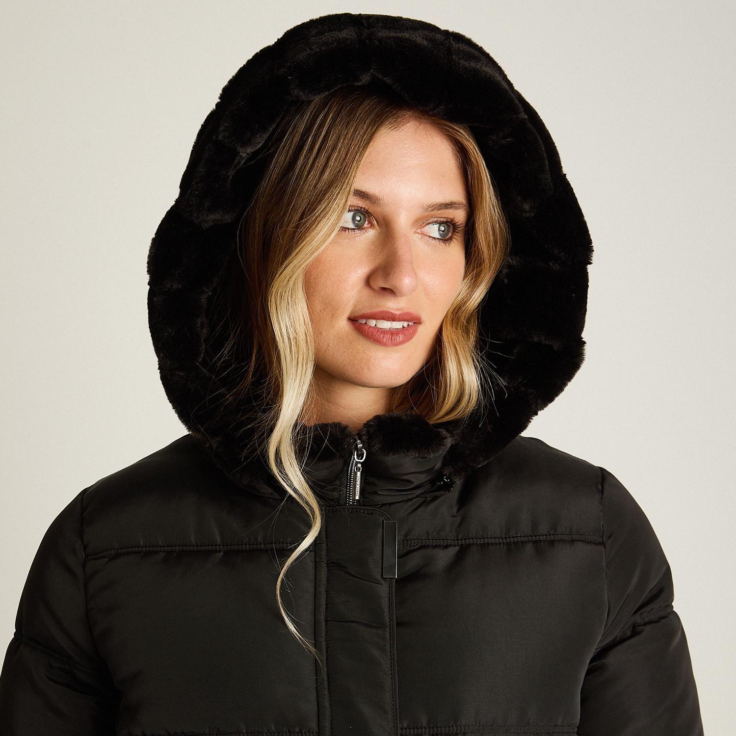Parka Larga Negra con Gorro Peludo y Detalles de Peluche-2