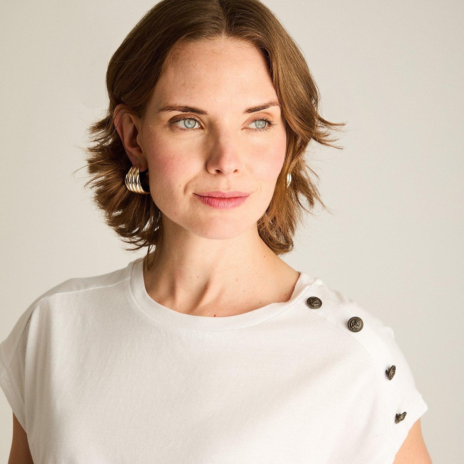 Polera Blanca con Botones Decorativos en Hombro-2