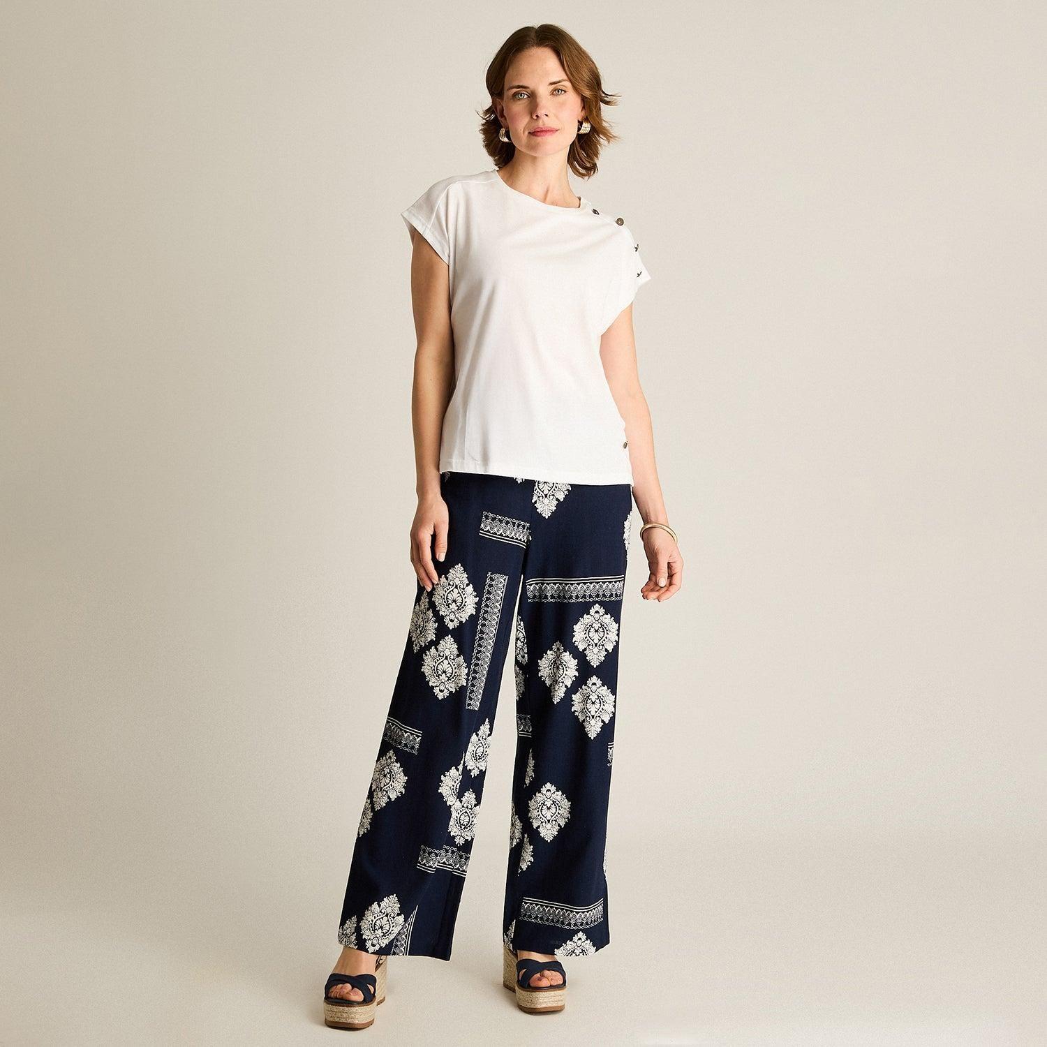 Polera Blanca con Botones Decorativos en Hombro-3