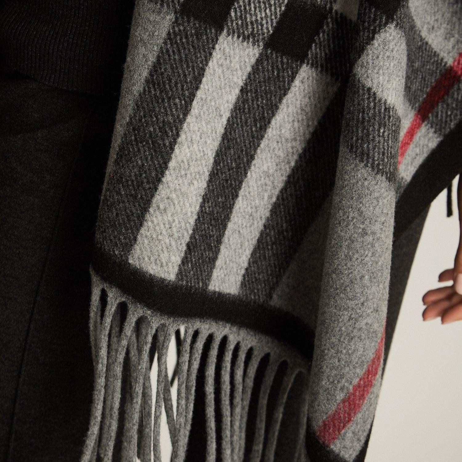 Poncho Gris con Estampado Cuadrille y Flecos en Tejido-2
