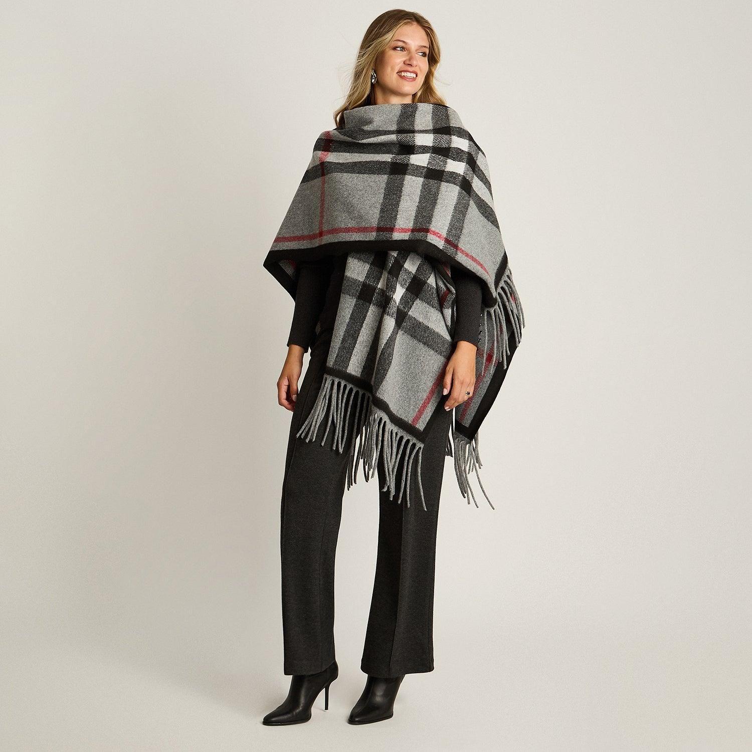 Poncho Gris con Estampado Cuadrille y Flecos en Tejido-3