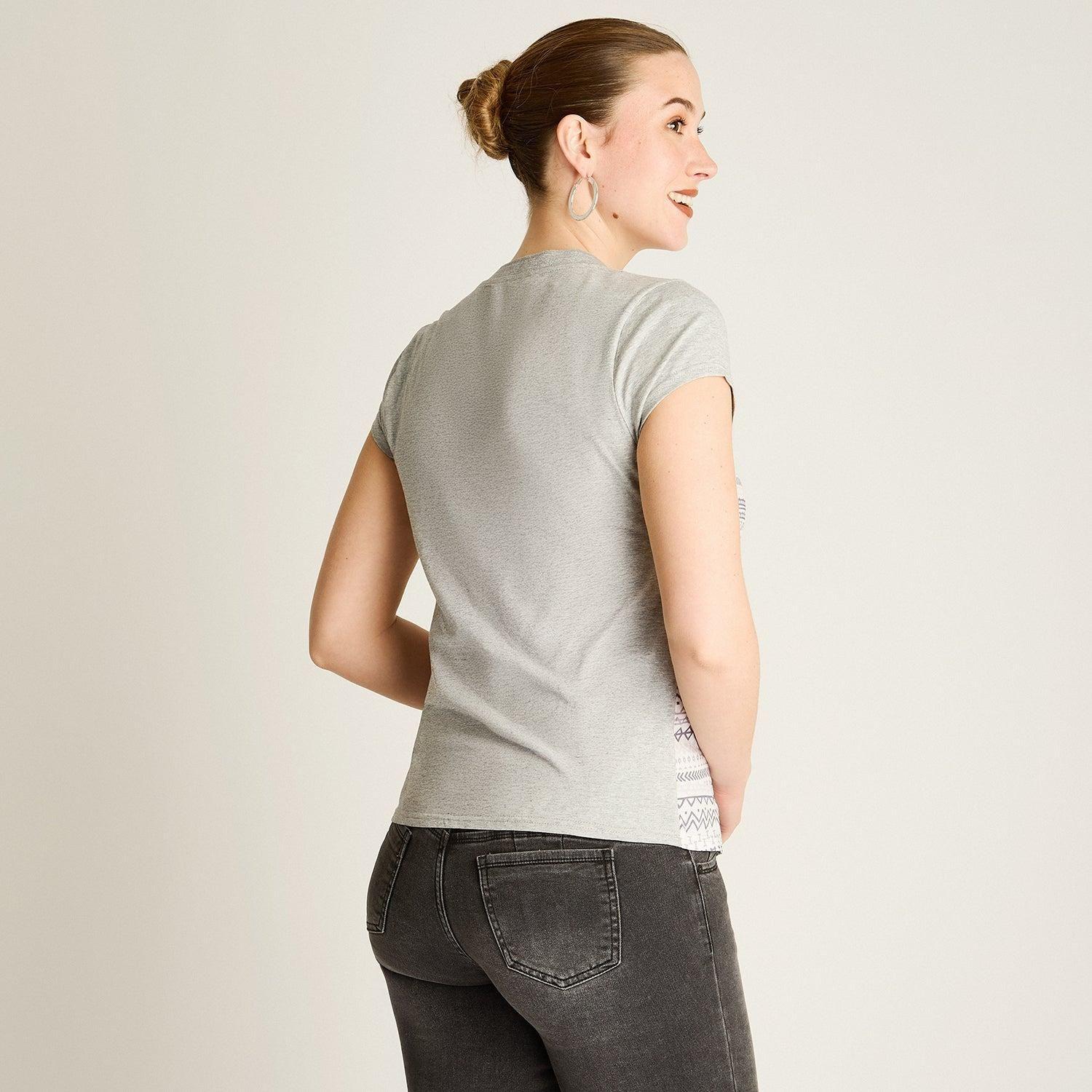 Polera Gris Mix Fabric con Print Frontal y Cuello con Lurex-1