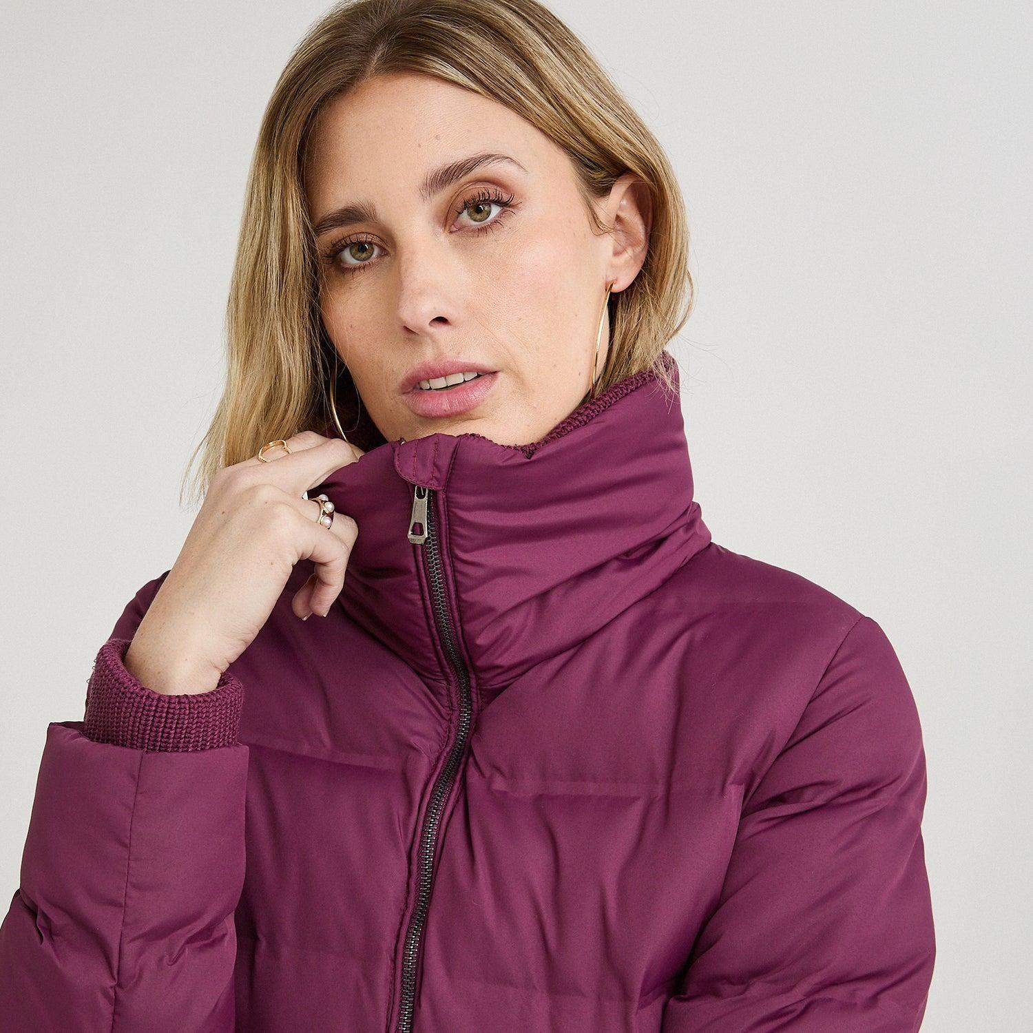 Parka corta burdeo con detalle de tejido en mangas y cuello-4