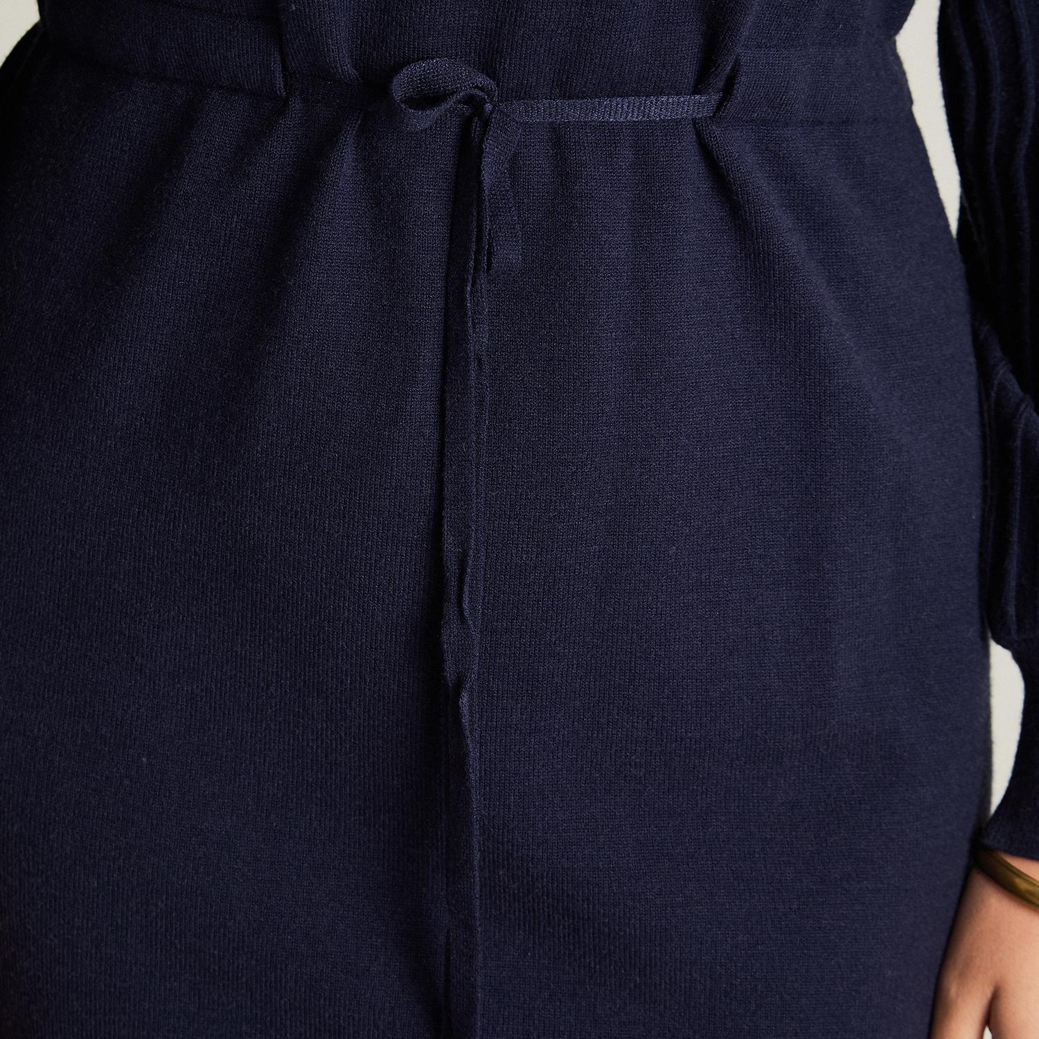 Vestido tejido azul marino con cuello alto y amarra en cintura-2
