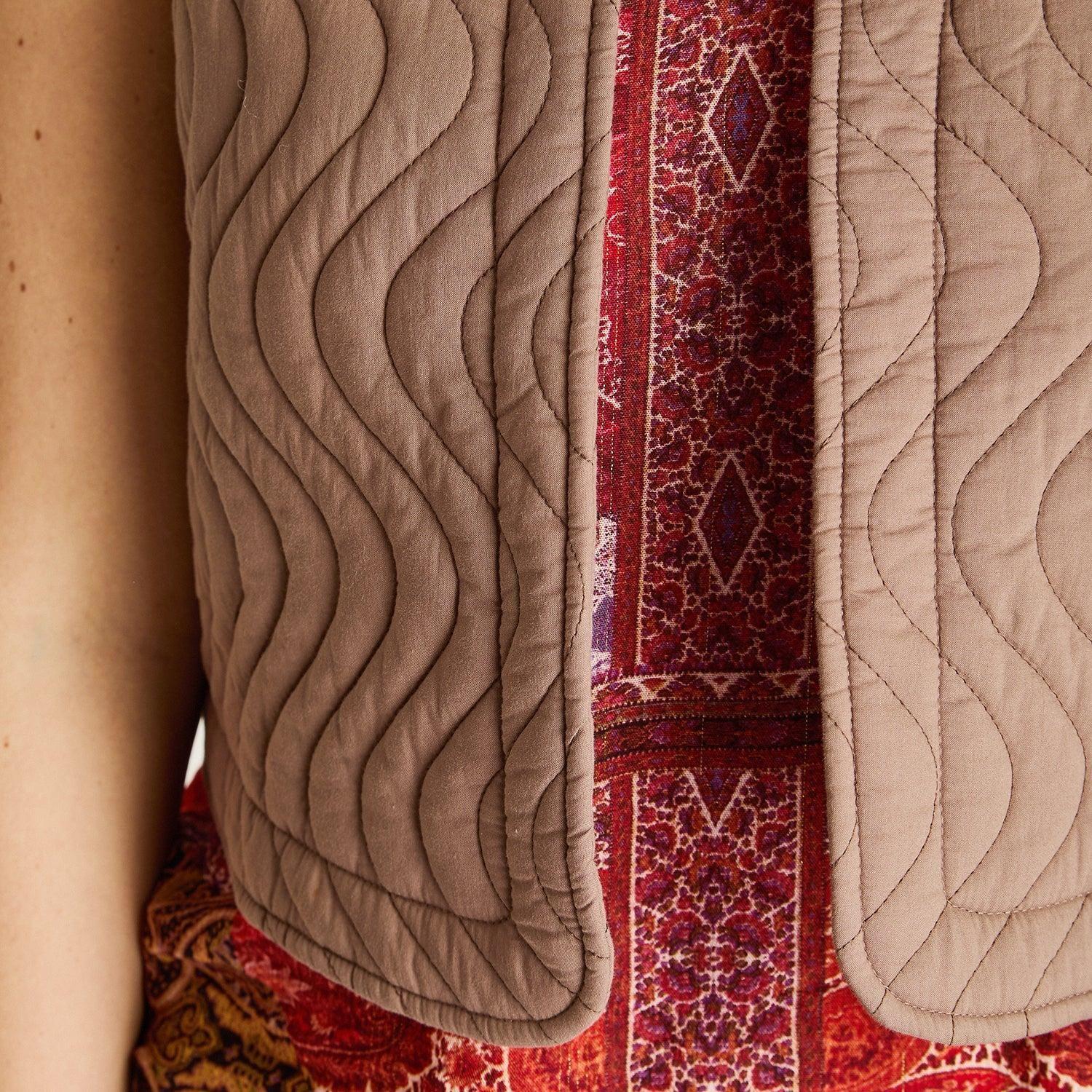 Chaqueta Taupe Sin Mangas con Diseño Quilt-2