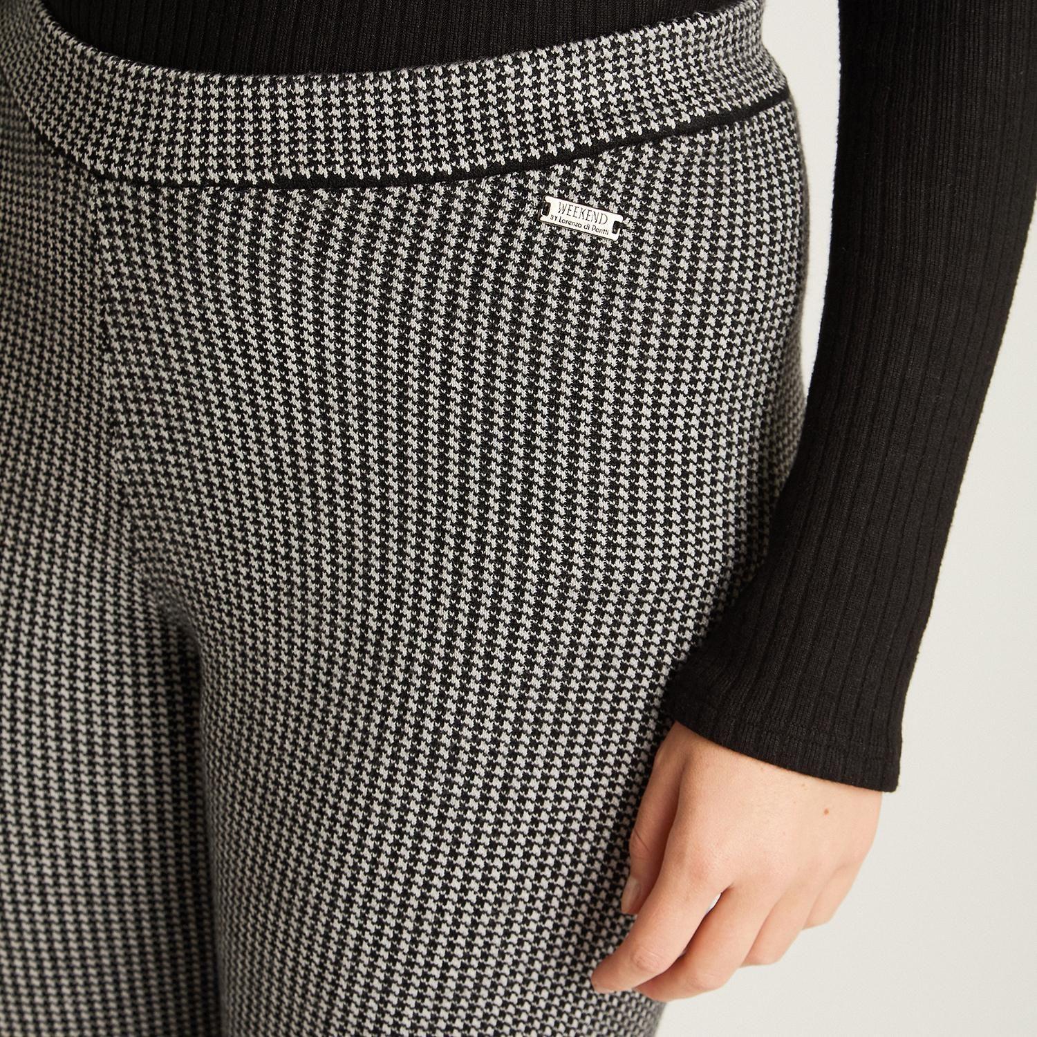 Pantalón Gris con Estampado Geométrico Clásico Corte Flare en Tejido-2