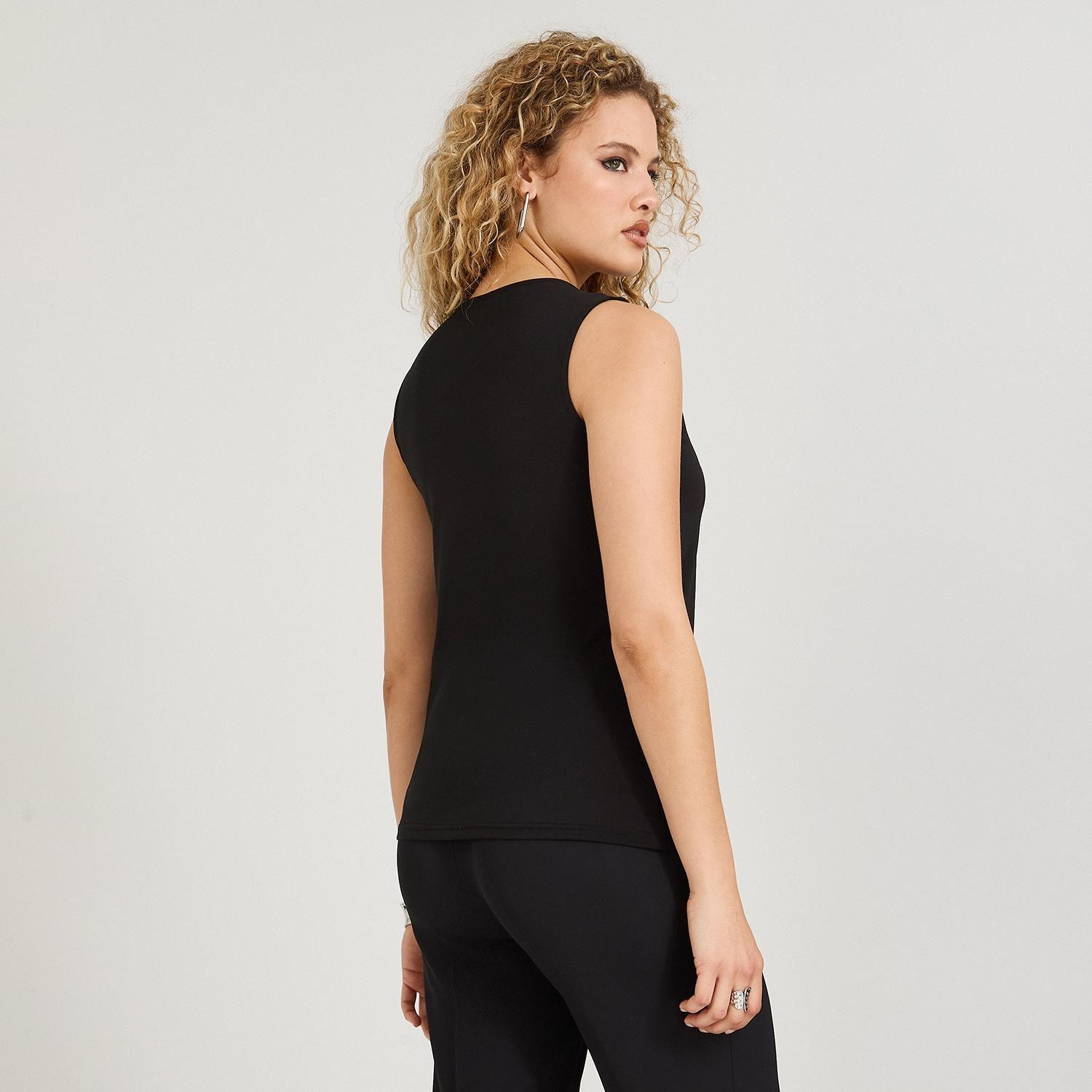 Polera sin Mangas con Cut Out en Escote Negro-1
