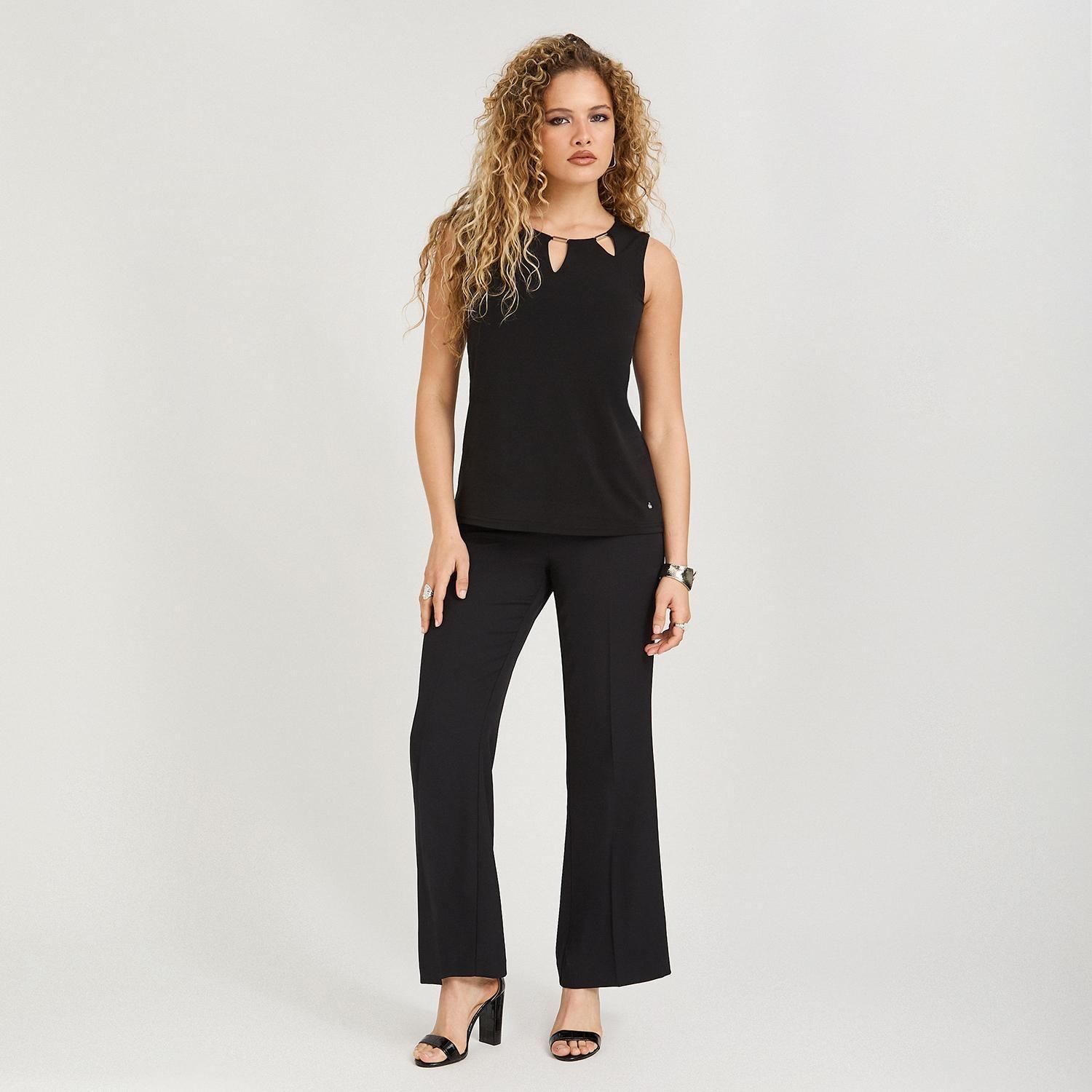 Polera sin Mangas con Cut Out en Escote Negro-3