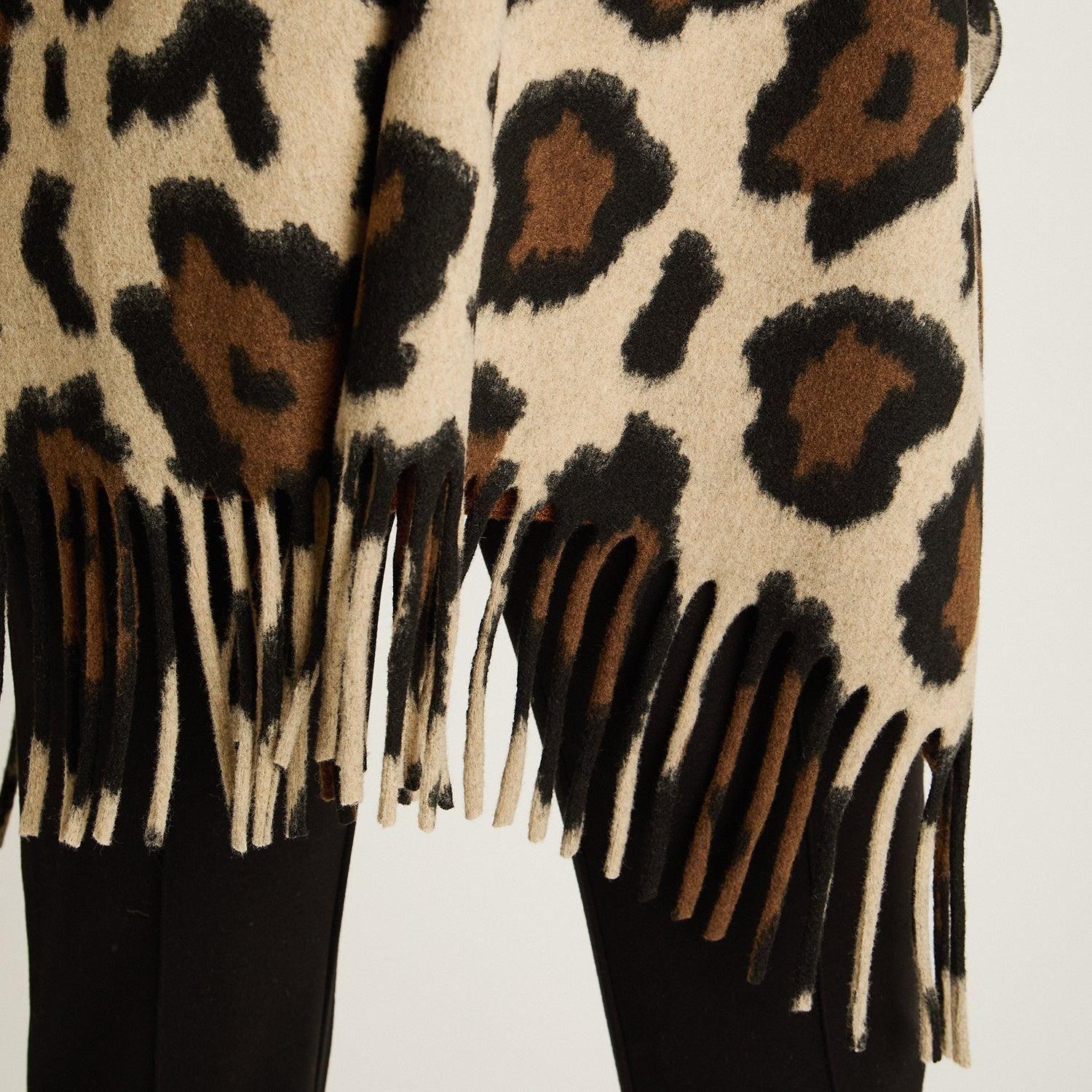 Poncho Café con Estampado Animal Print y Flecos en Tejido-2