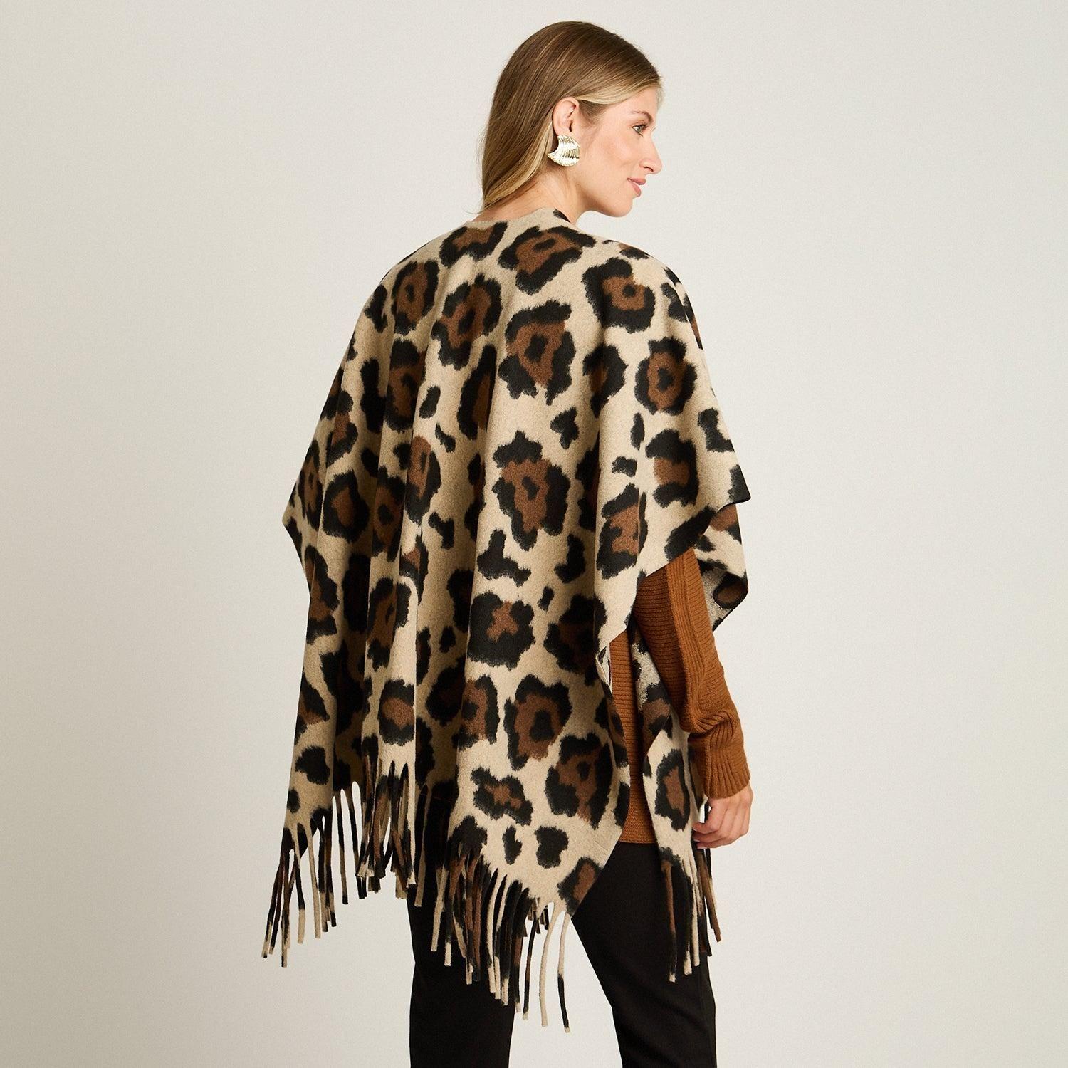 Poncho Café con Estampado Animal Print y Flecos en Tejido-3