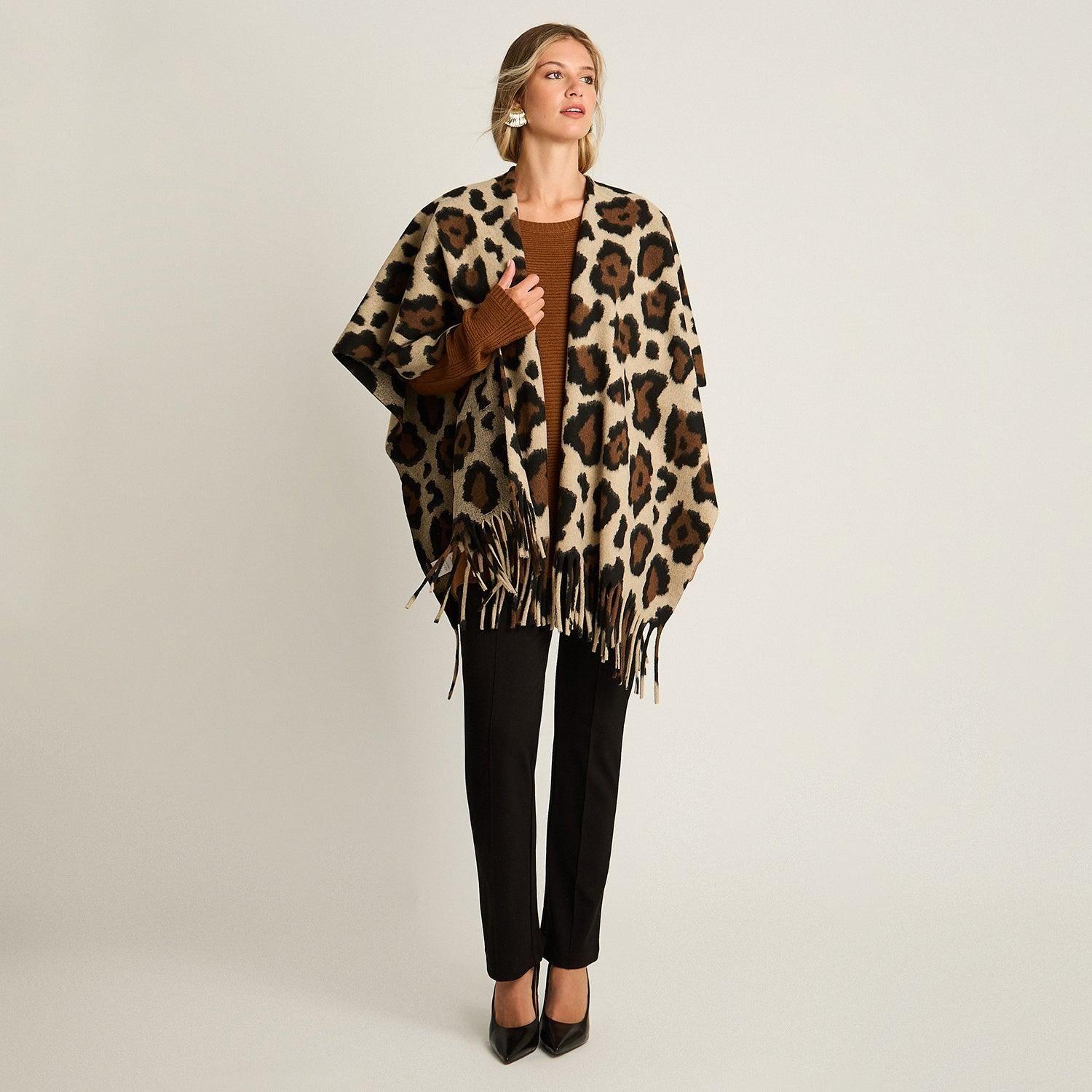 Poncho Café con Estampado Animal Print y Flecos en Tejido-4