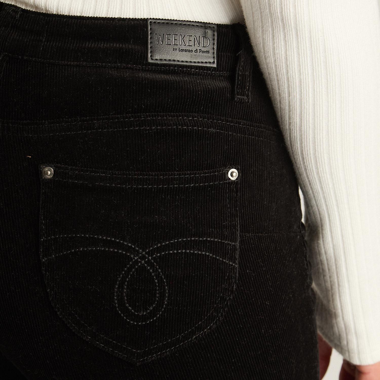 Pantalón Negro Cotelé Corte Flare-2
