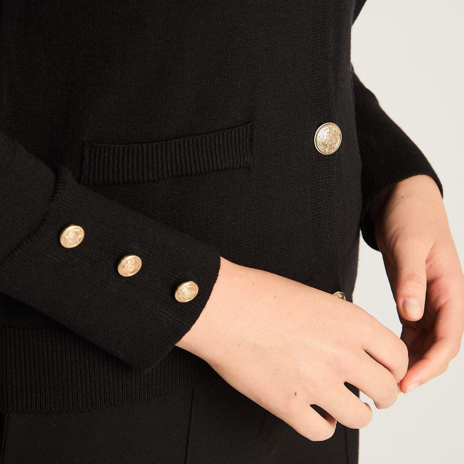 Cardigan Negro con Botones Dorados en Tejido-2