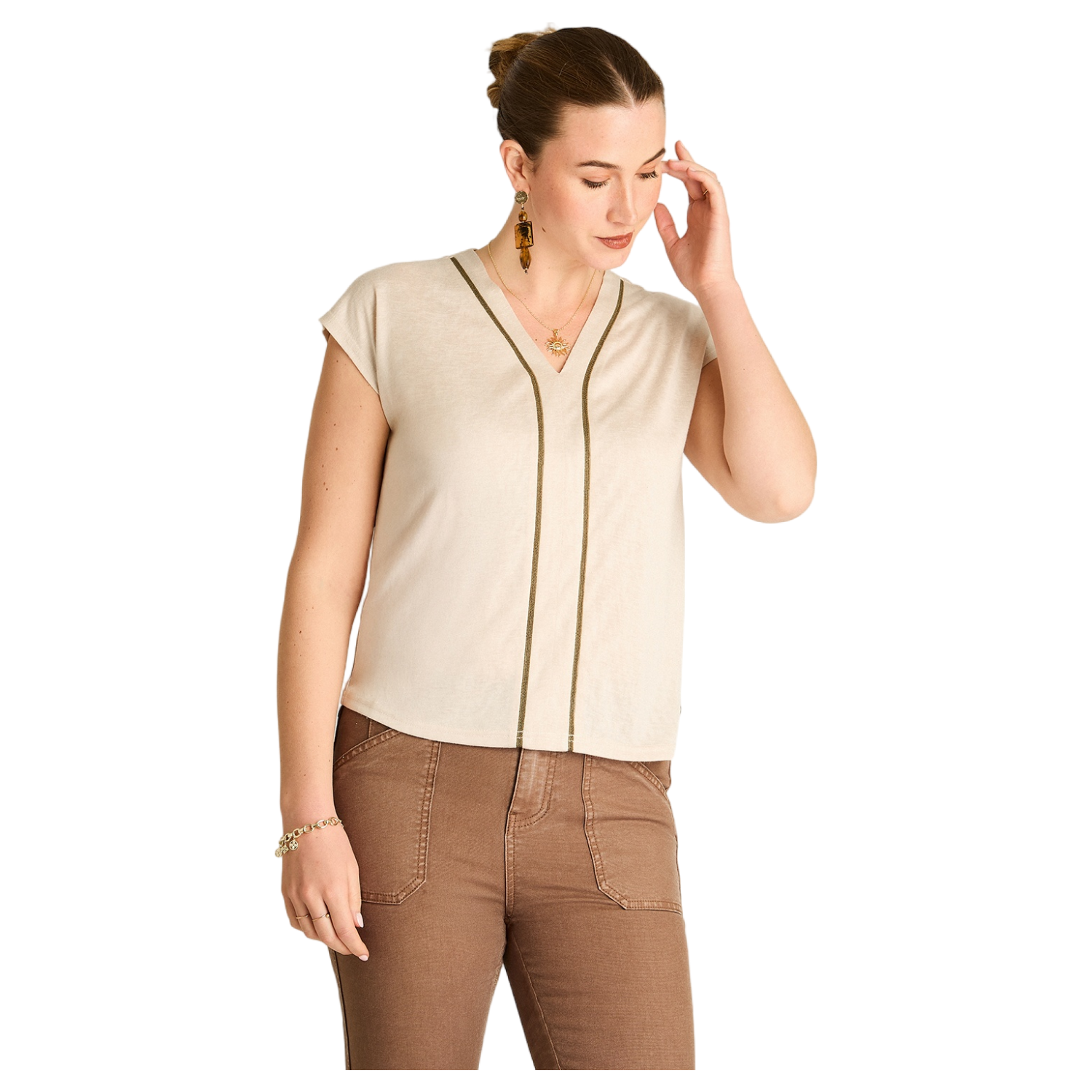 Polera Cuello V Manga Corta Con Corte Delantero Y Aplicación-0