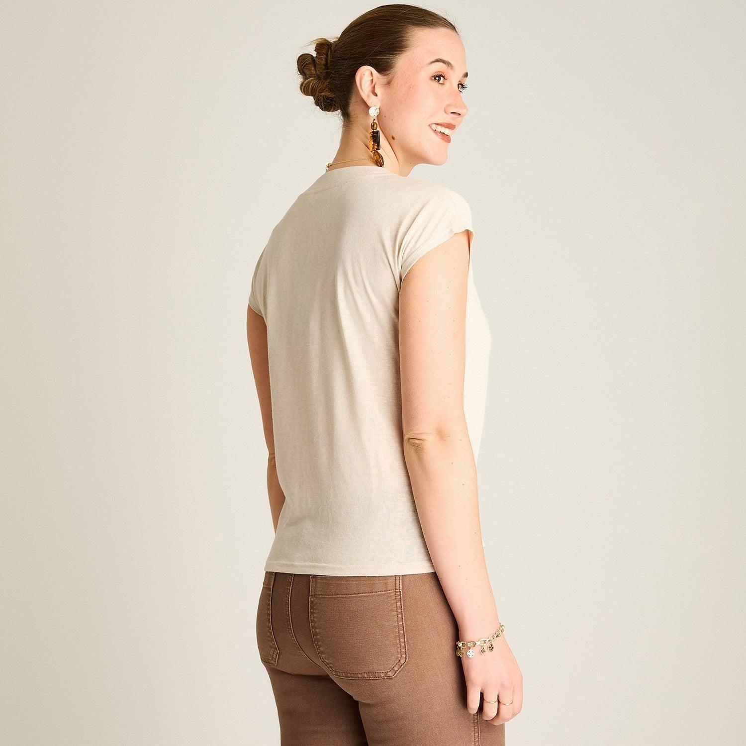 Polera Cuello V Manga Corta Con Corte Delantero Y Aplicación-1