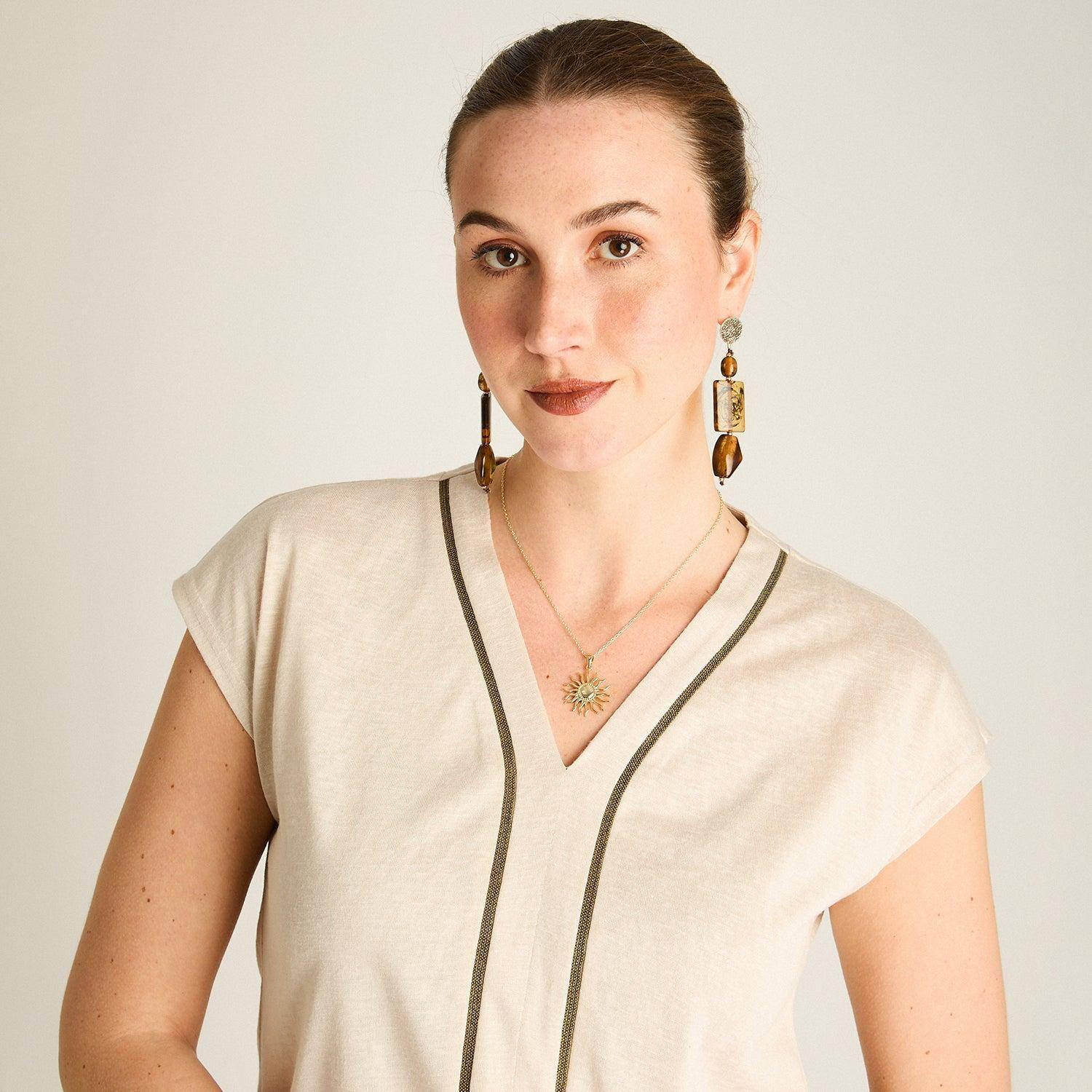 Polera Cuello V Manga Corta Con Corte Delantero Y Aplicación-2