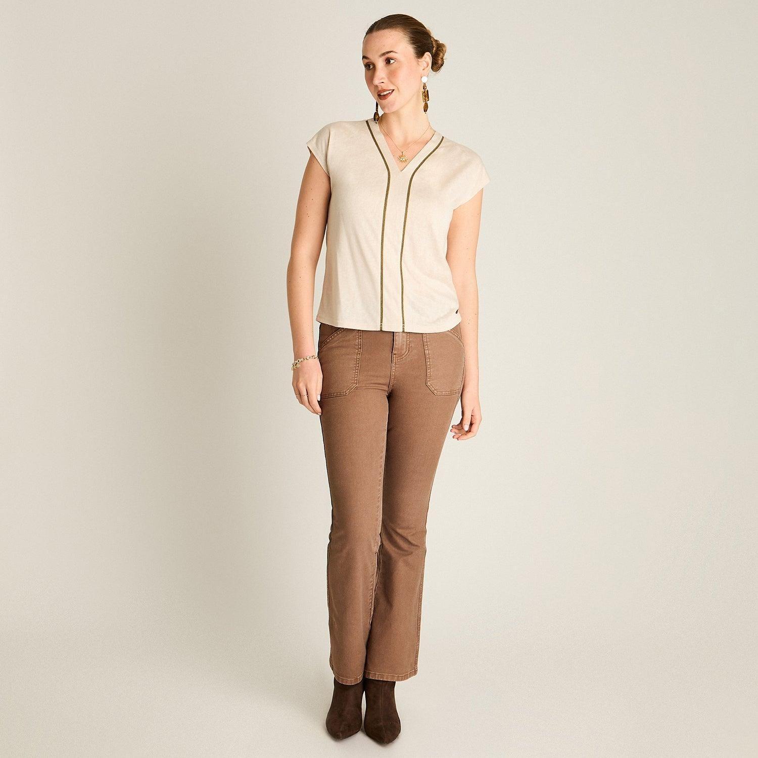 Polera Cuello V Manga Corta Con Corte Delantero Y Aplicación-3