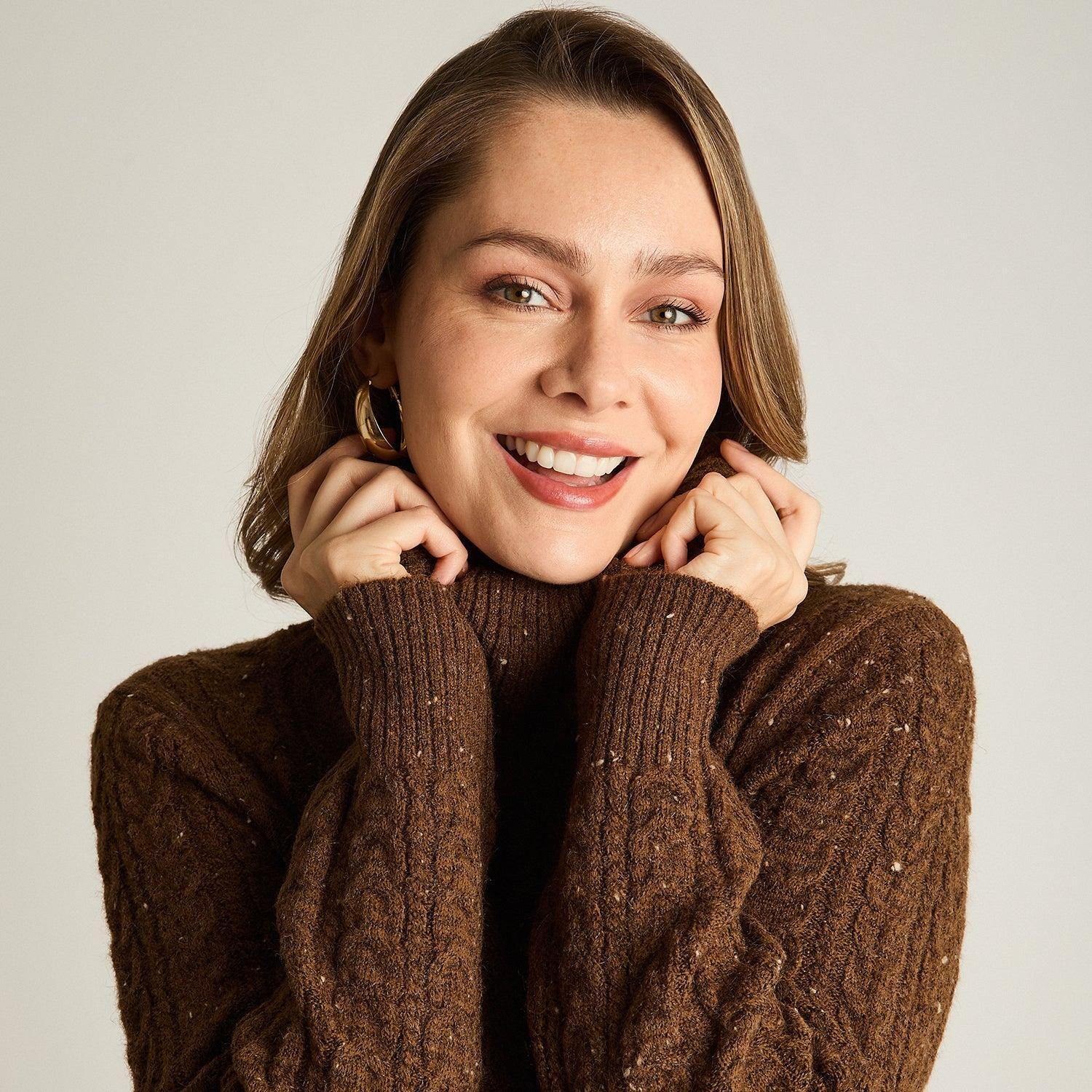 Sweater Café con Cuello Alto y Trenzado Jaspeado en Tejido-2