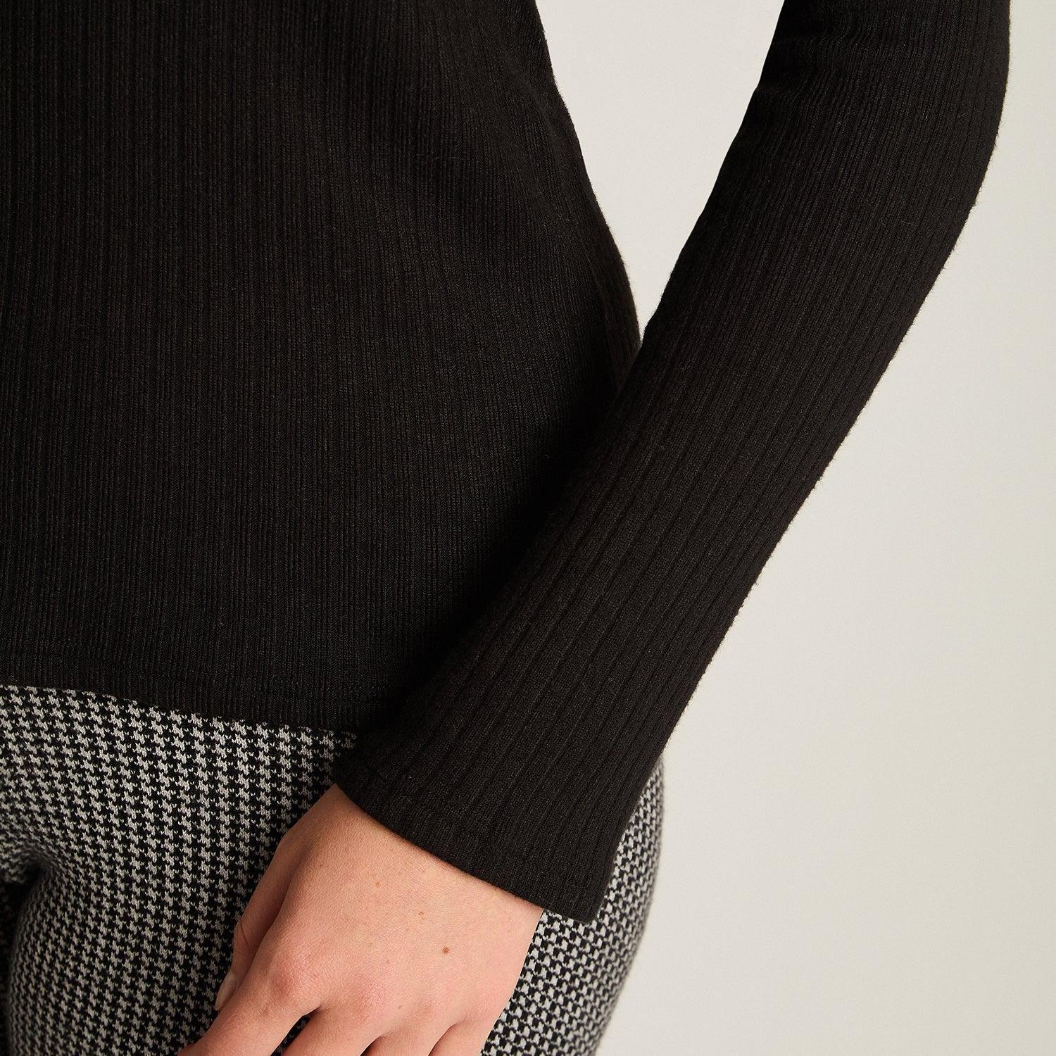 Polera Negra Lanilla Cuello Alto Manga Larga Básica-2