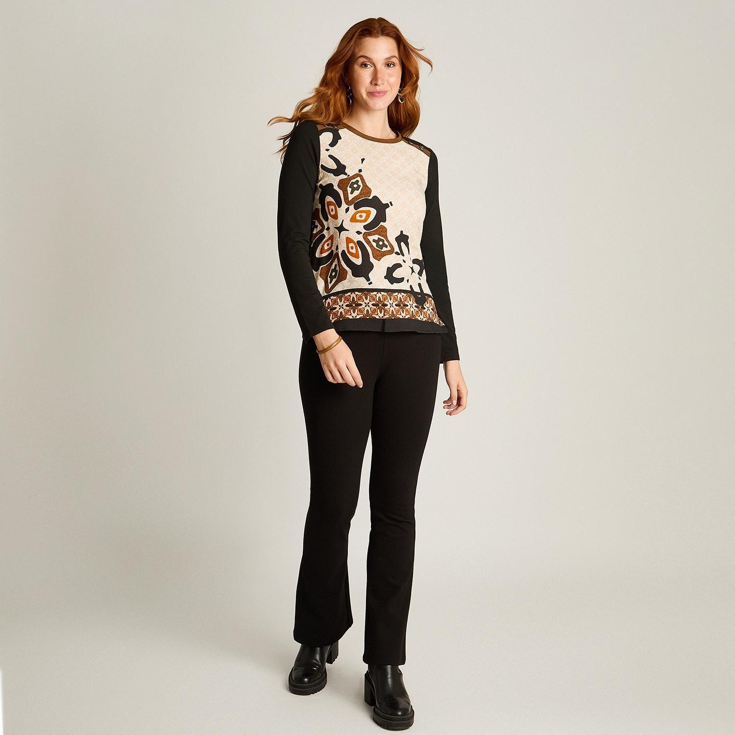 Polera negra manga larga con estampado frontal y detalle de suede en escote-3
