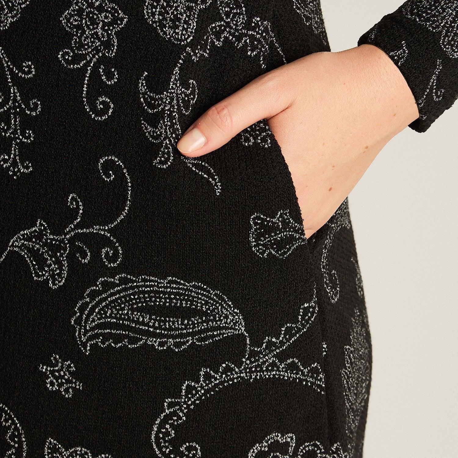 Vestido Negro en Lanilla con Cuello Alto y Estampado Floral-2