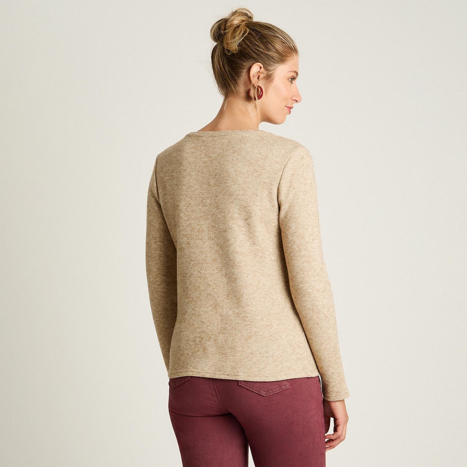 Polera Beige de Lanilla con Estampado Floral Localizado-1